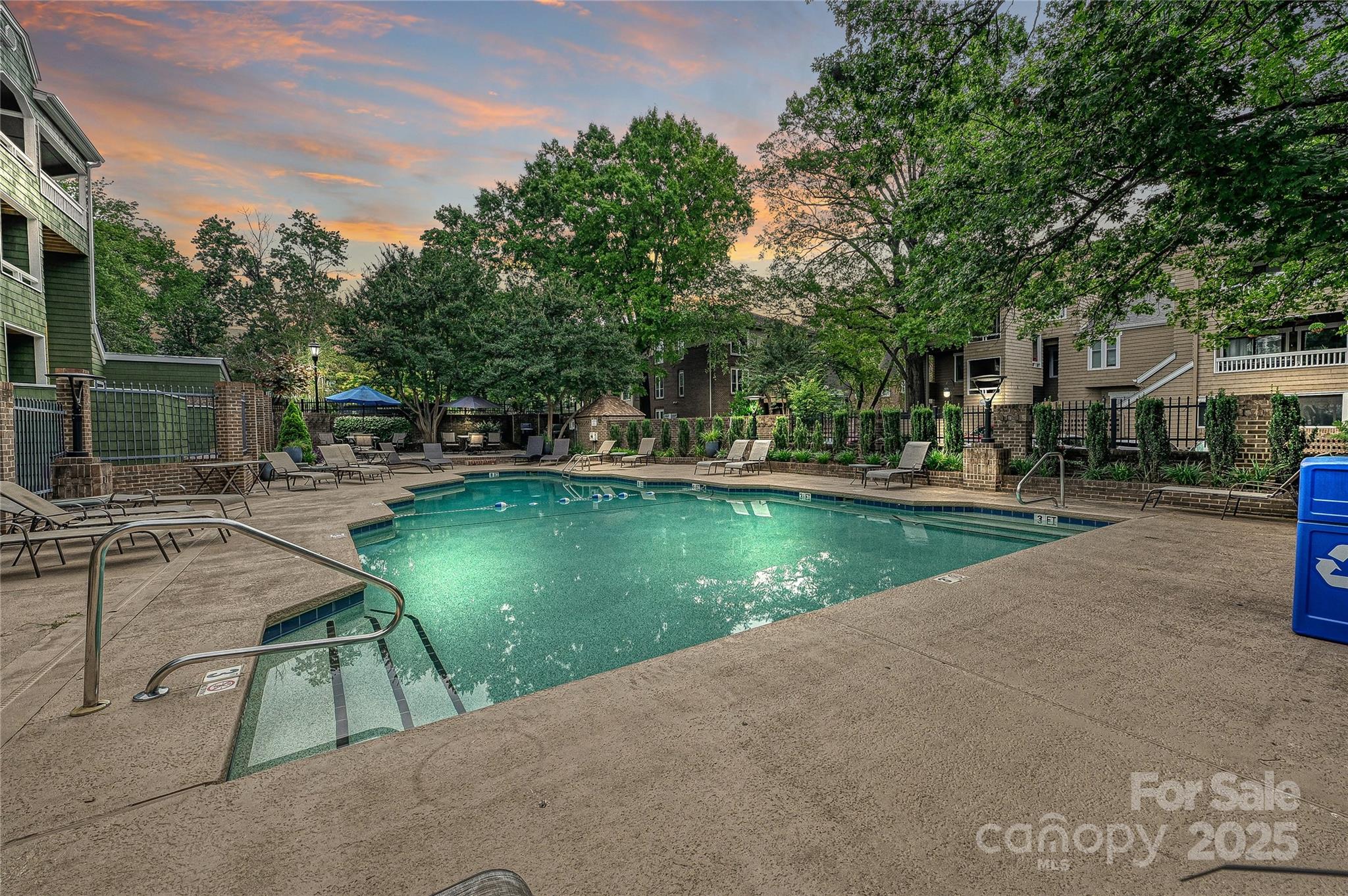 433-68 W 8th Street — Charlotte