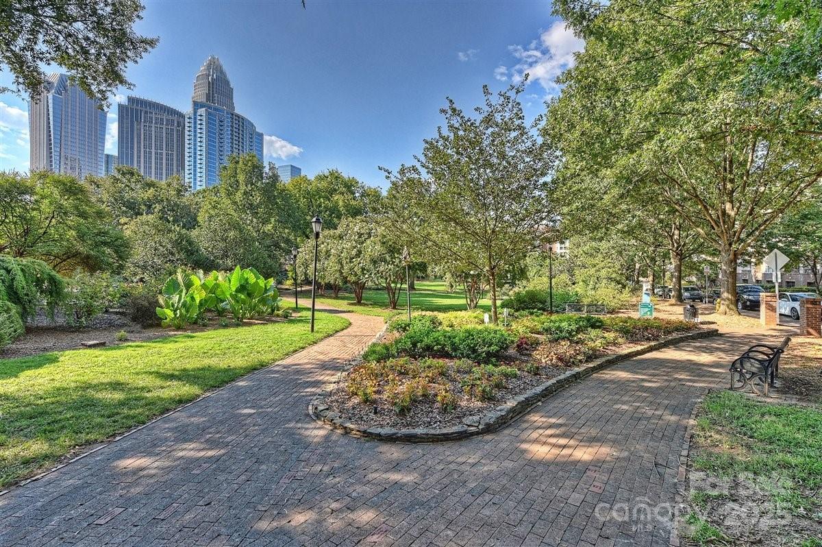 433-68 W 8th Street — Charlotte