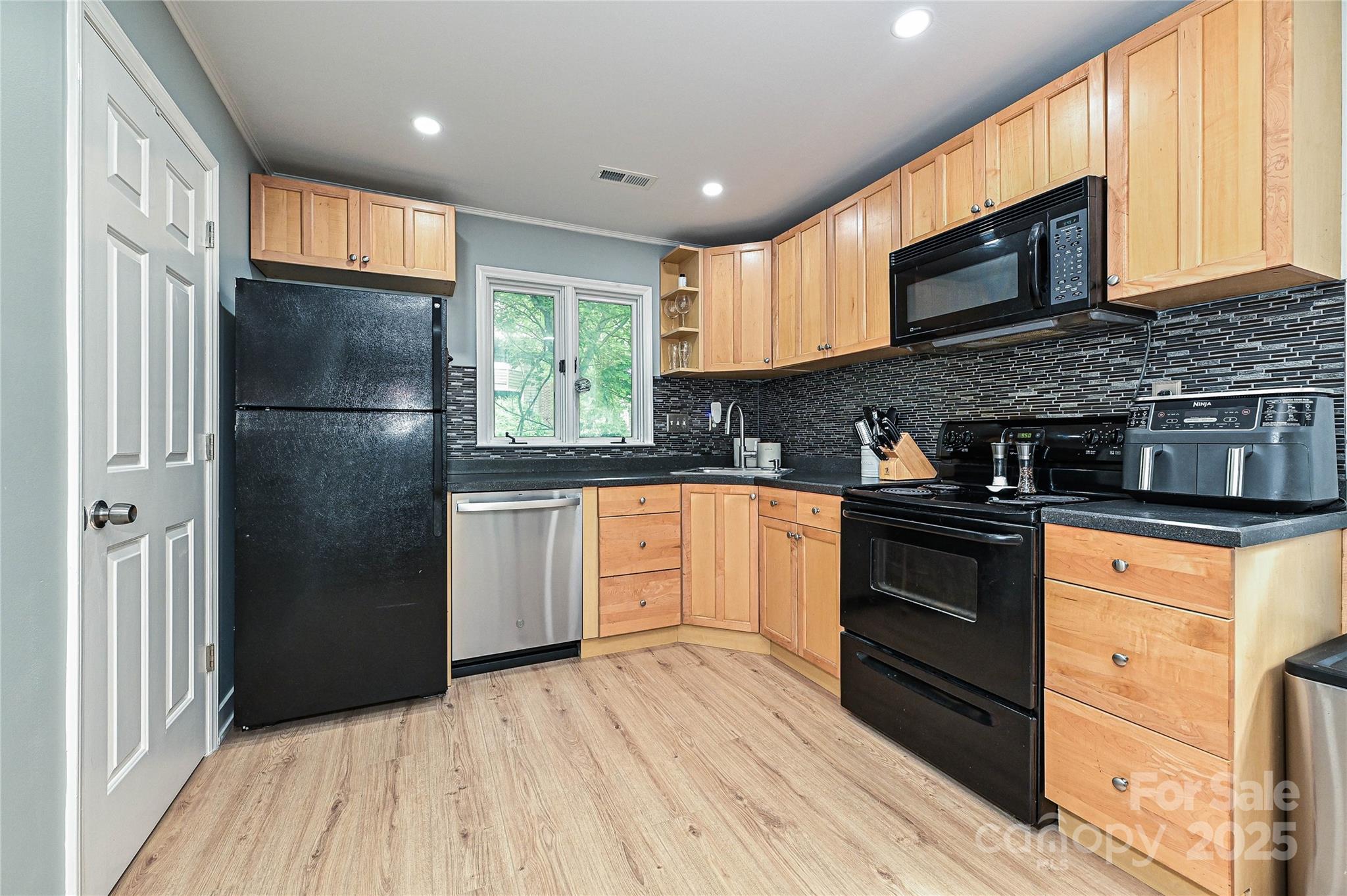 433-68 W 8th Street — Charlotte