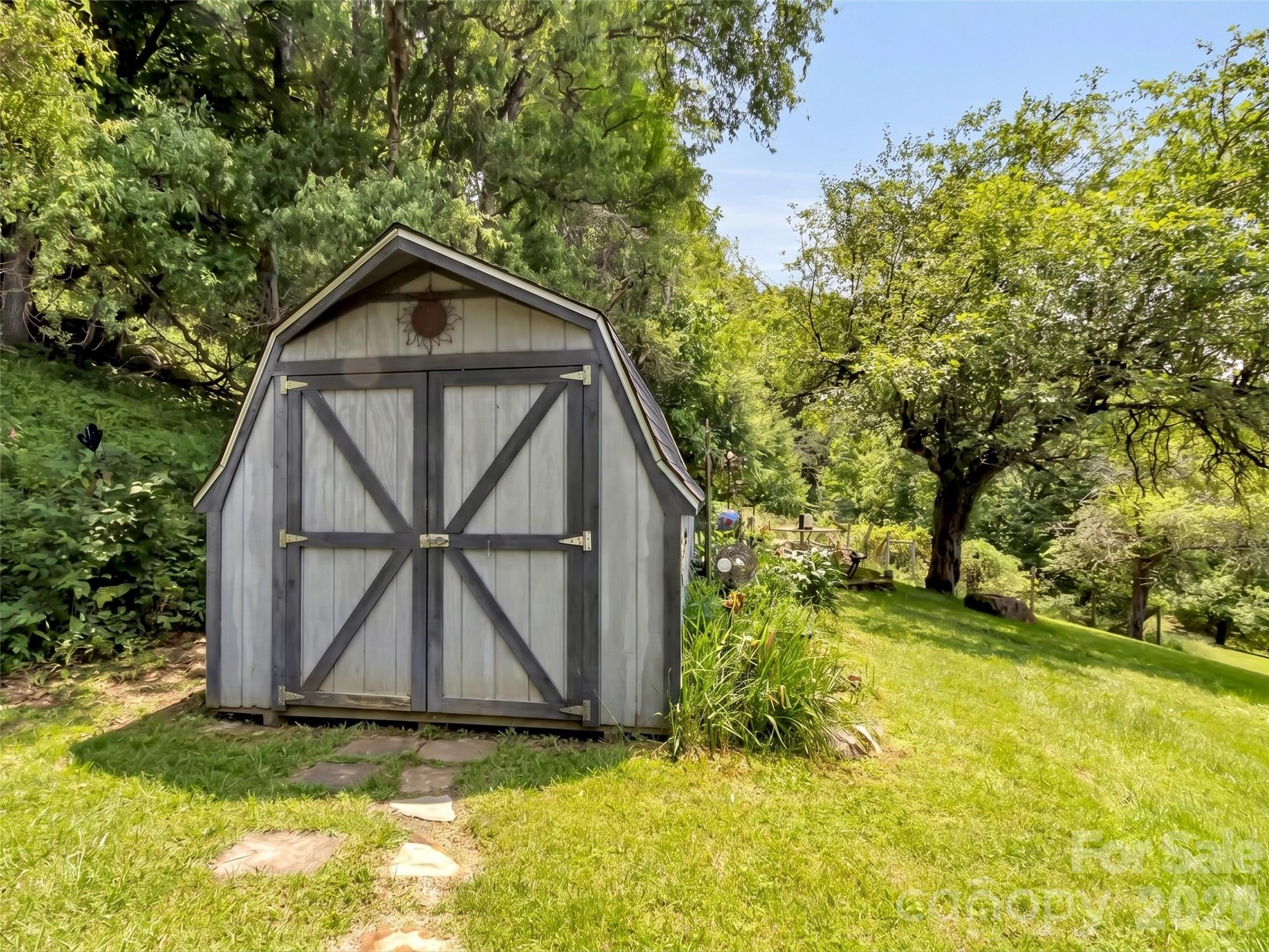 1592 Piney Hill Road — Burnsville