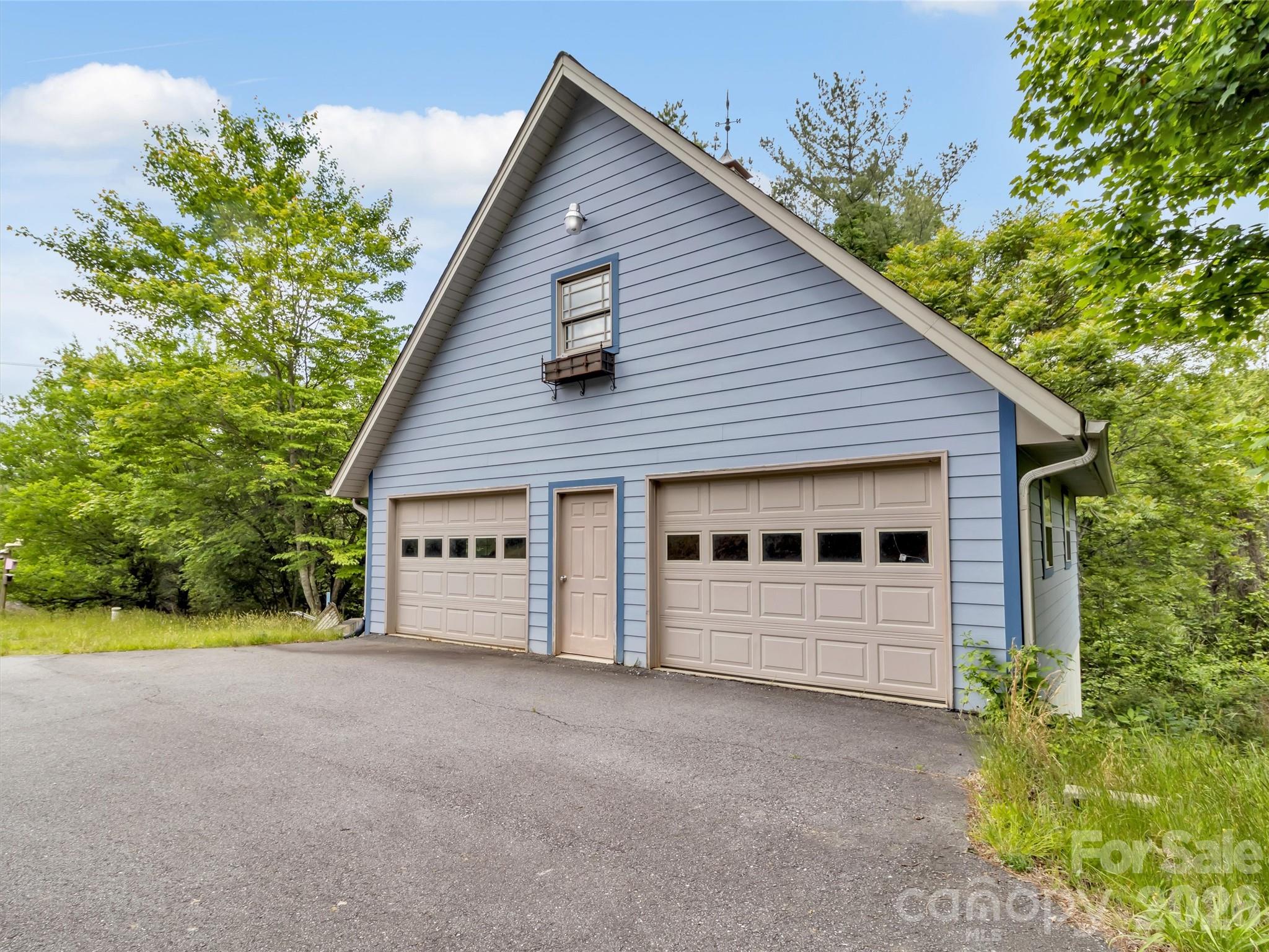 1592 Piney Hill Road — Burnsville