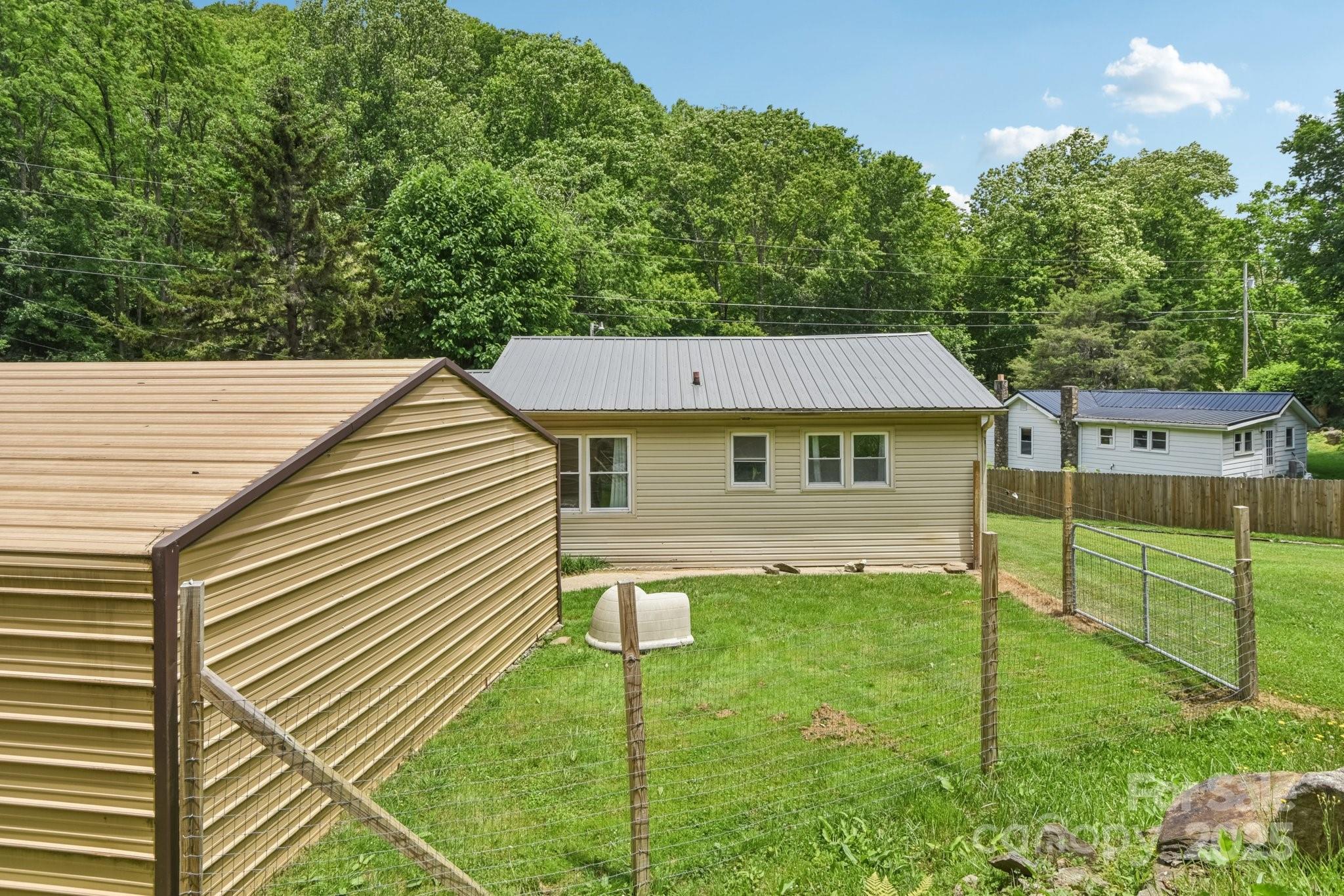19 Lockman Road — Maggie Valley