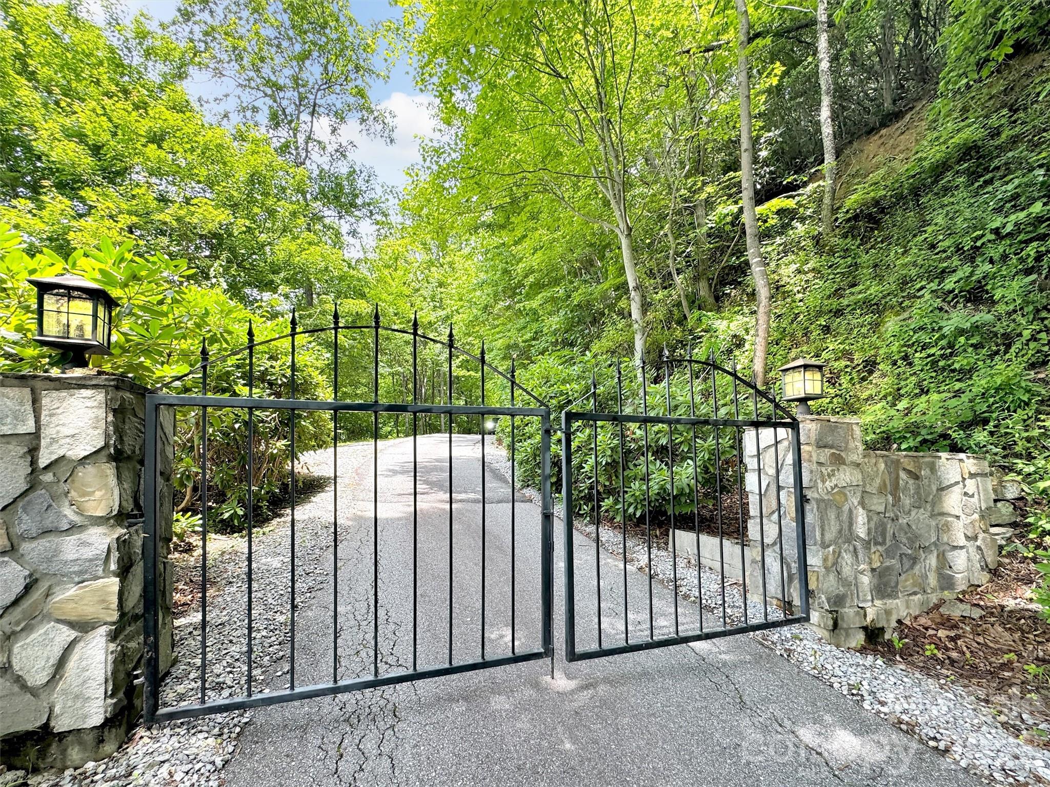 28 Mountain Breeze Drive — Maggie Valley