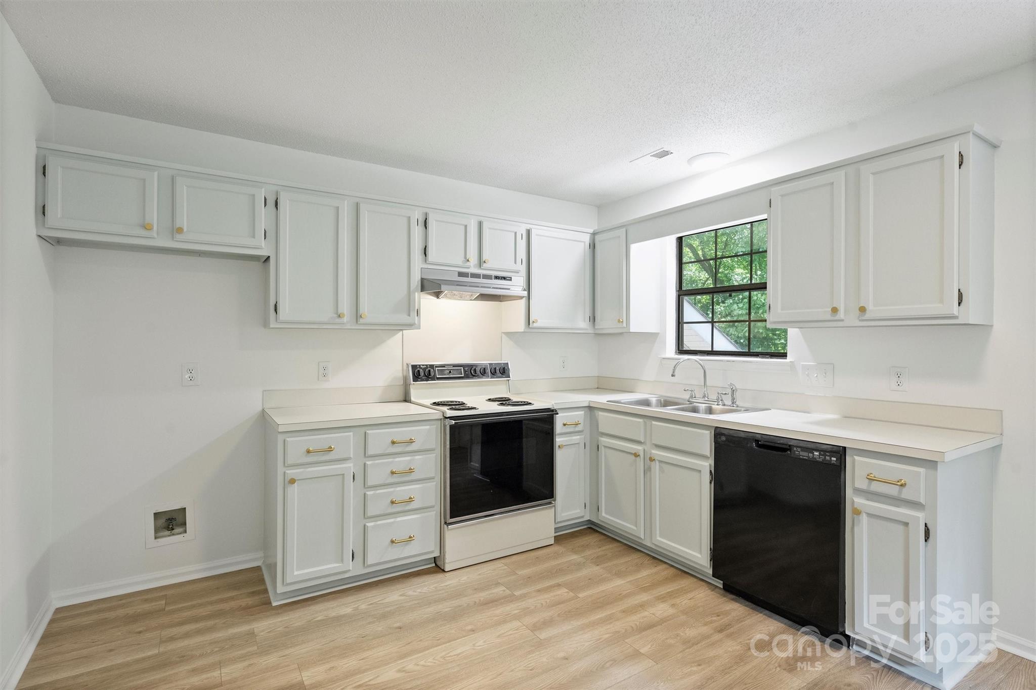6115 Coltswood Court — Charlotte