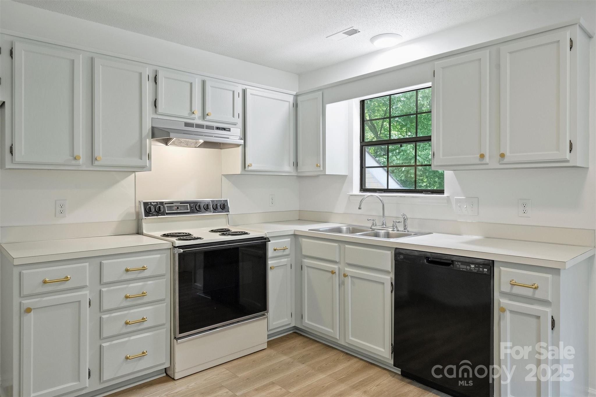 6115 Coltswood Court — Charlotte