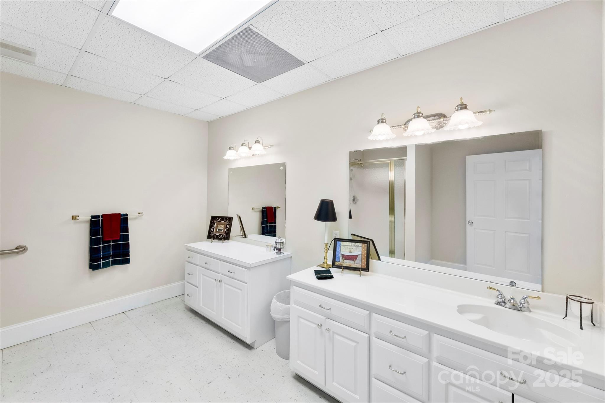 600 Queens Road — Cherryville
