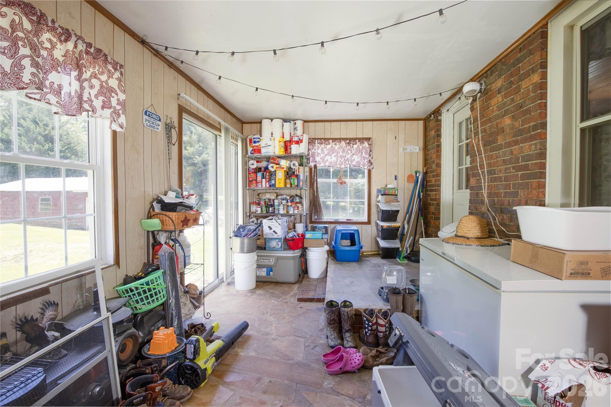 1424 Bear Creek Road — Bakersville