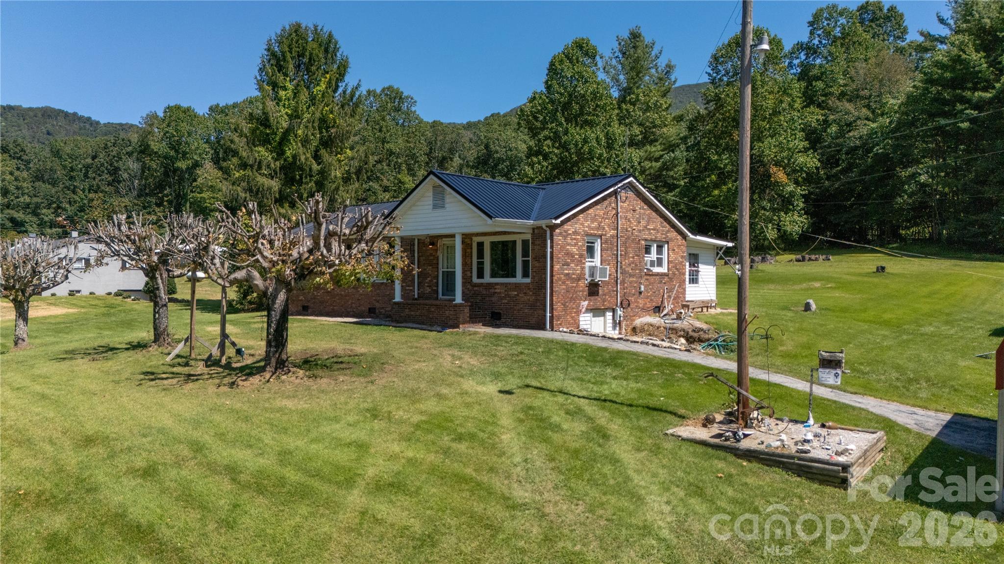 1424 Bear Creek Road — Bakersville