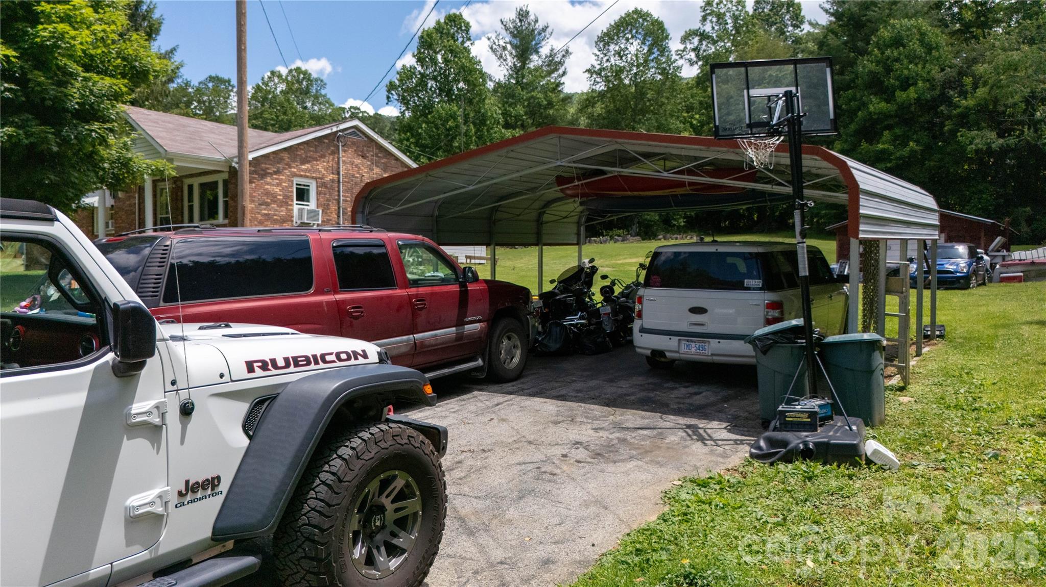 1424 Bear Creek Road — Bakersville