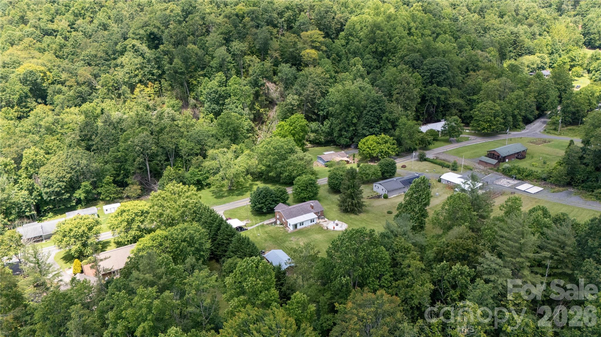 1424 Bear Creek Road — Bakersville