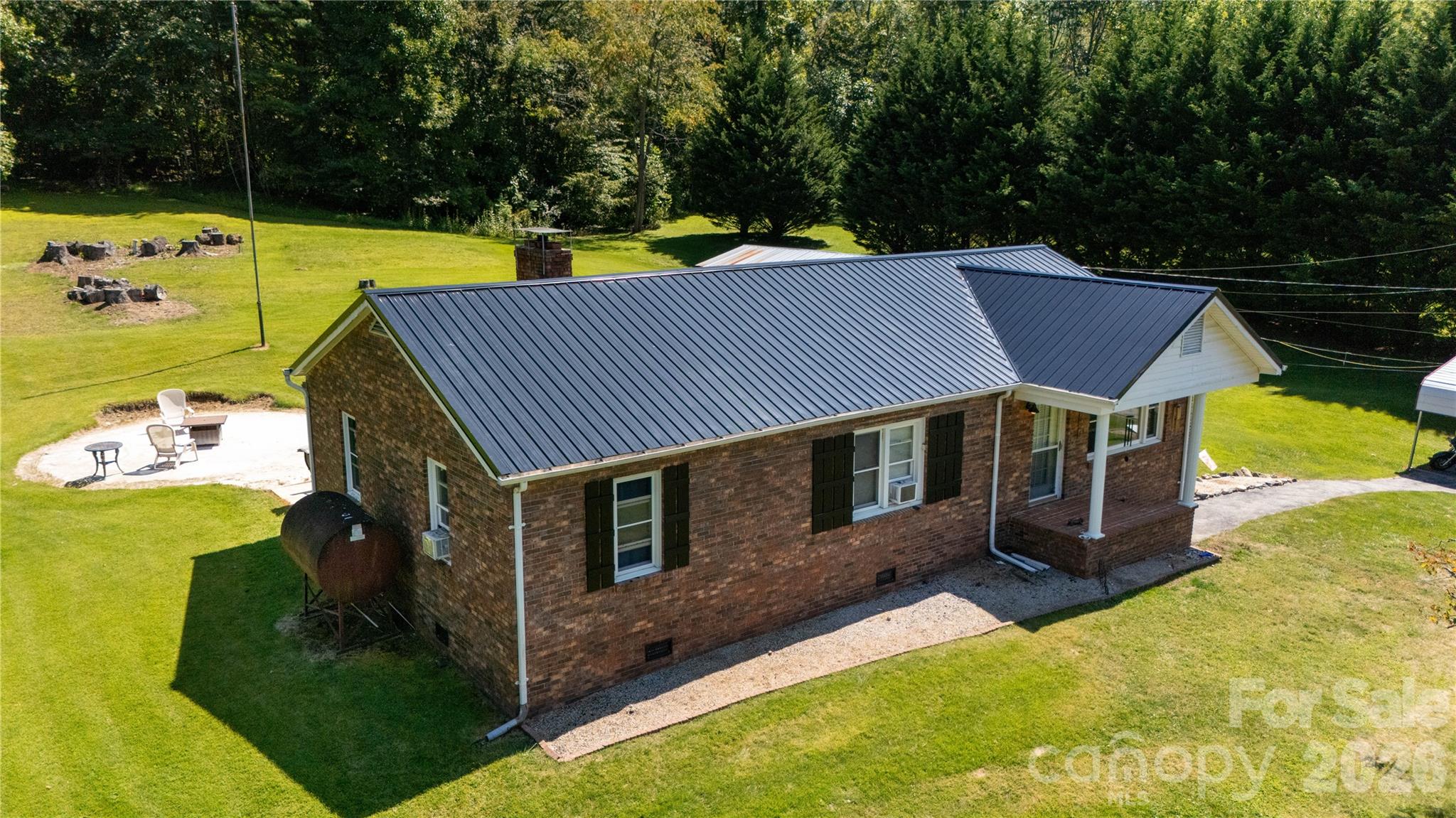 1424 Bear Creek Road — Bakersville