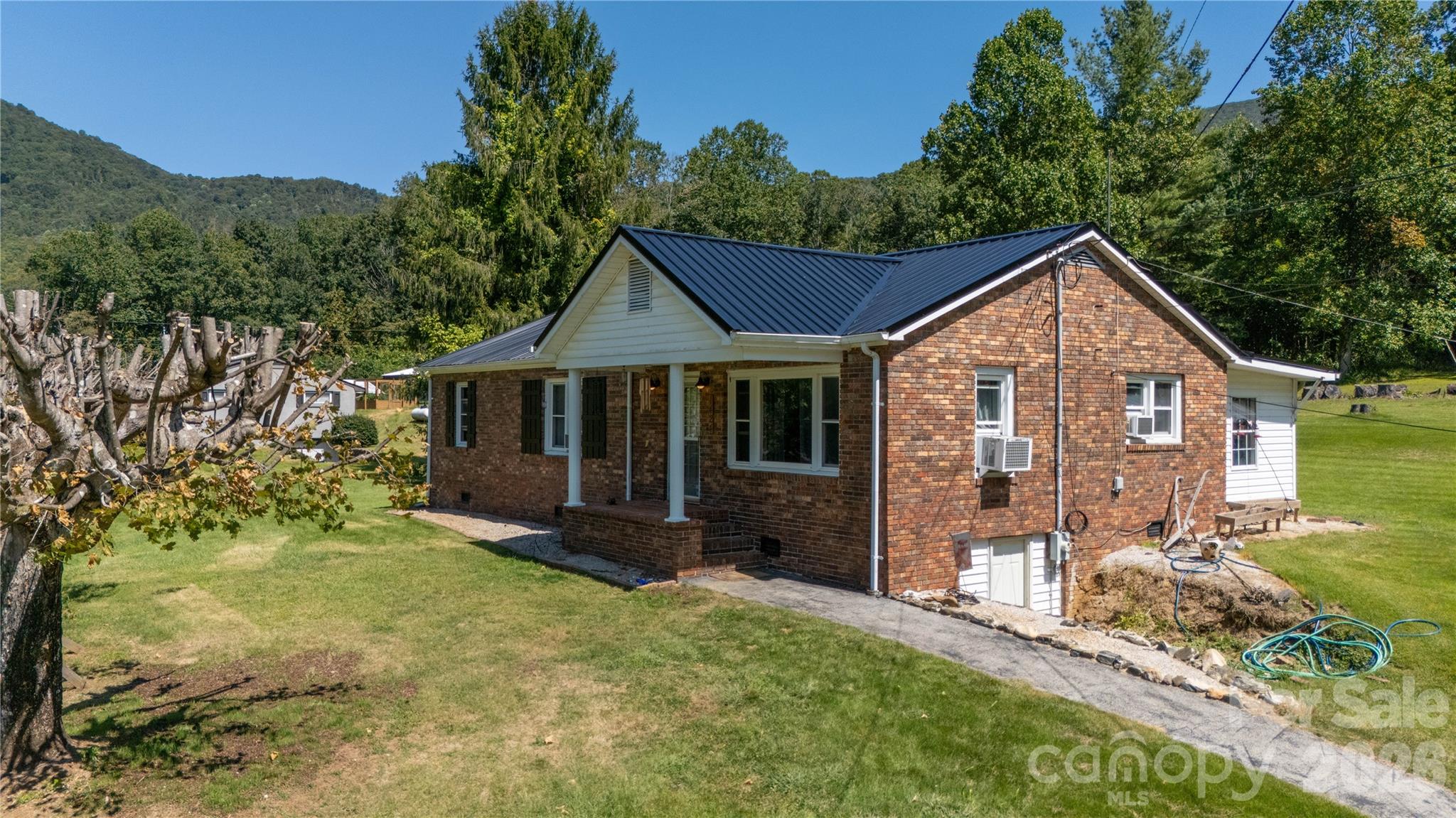 1424 Bear Creek Road — Bakersville