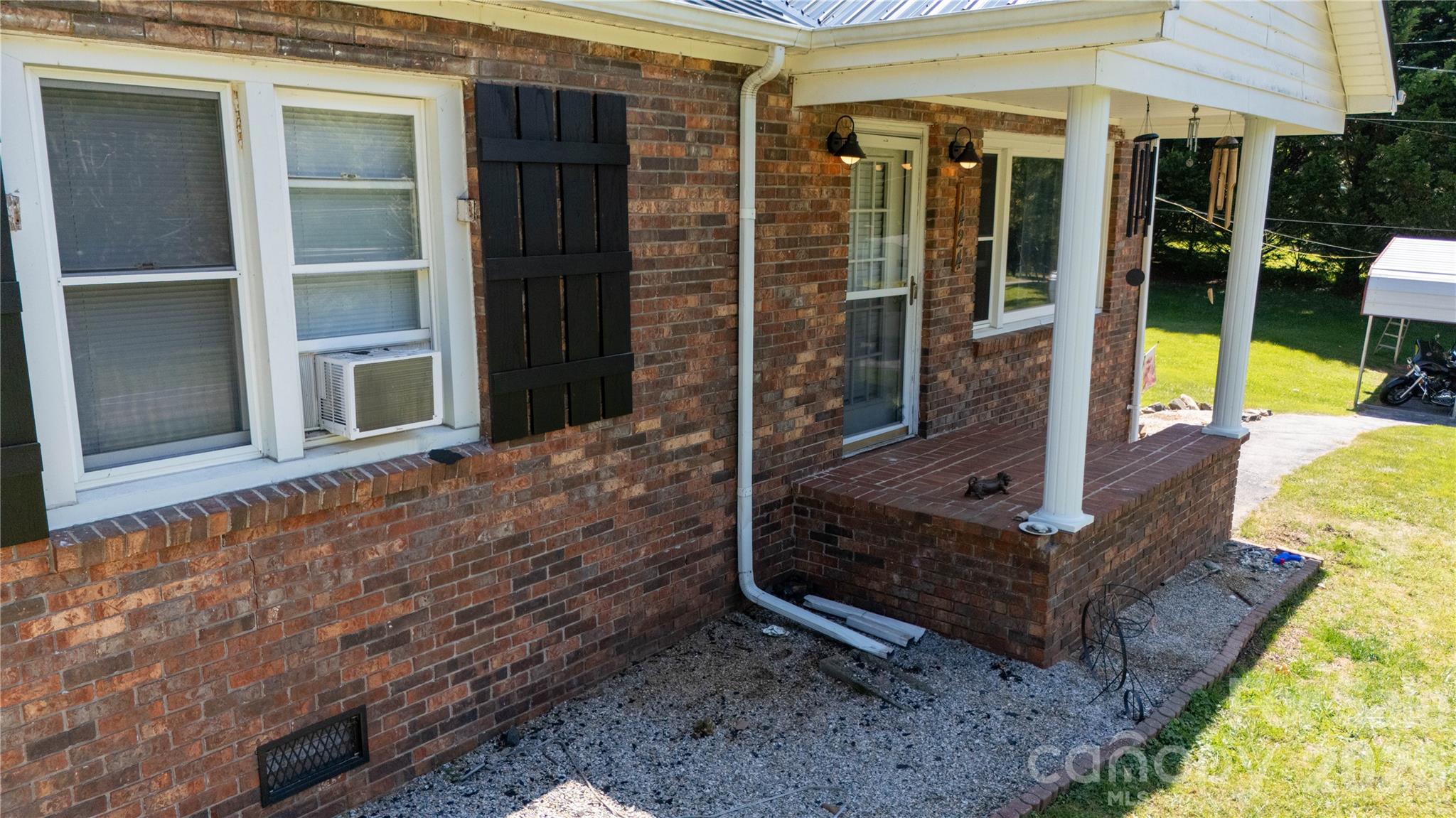 1424 Bear Creek Road — Bakersville