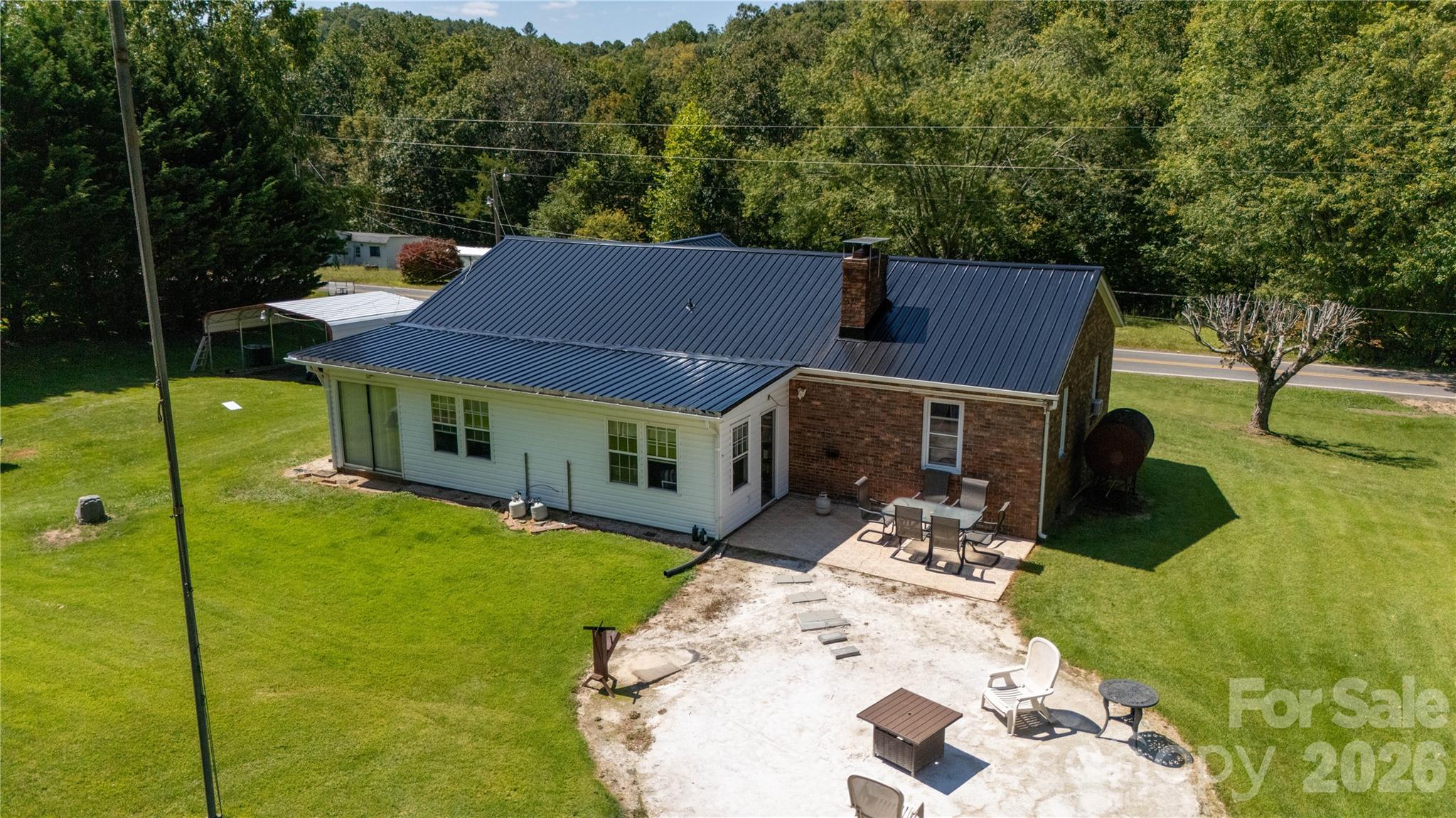 1424 Bear Creek Road — Bakersville