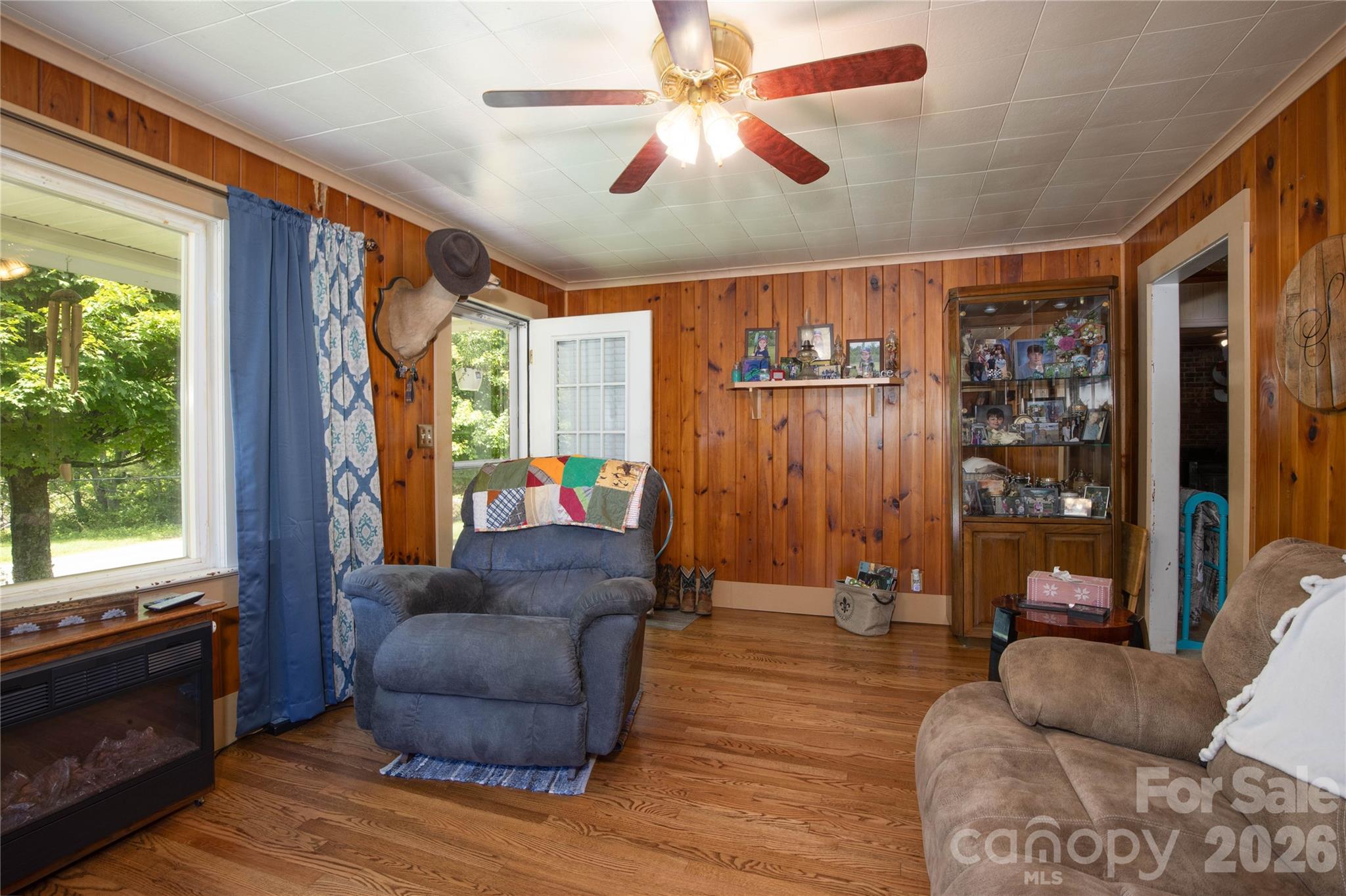 1424 Bear Creek Road — Bakersville