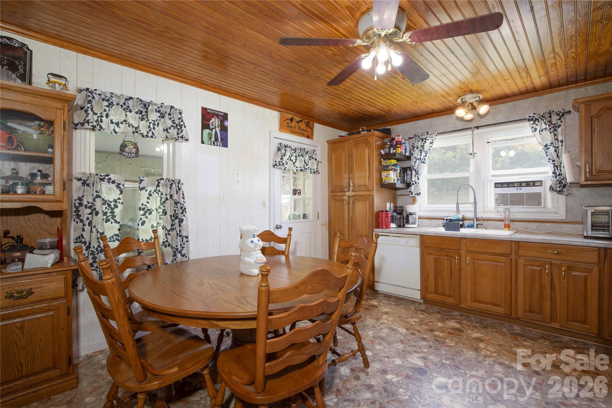 1424 Bear Creek Road — Bakersville
