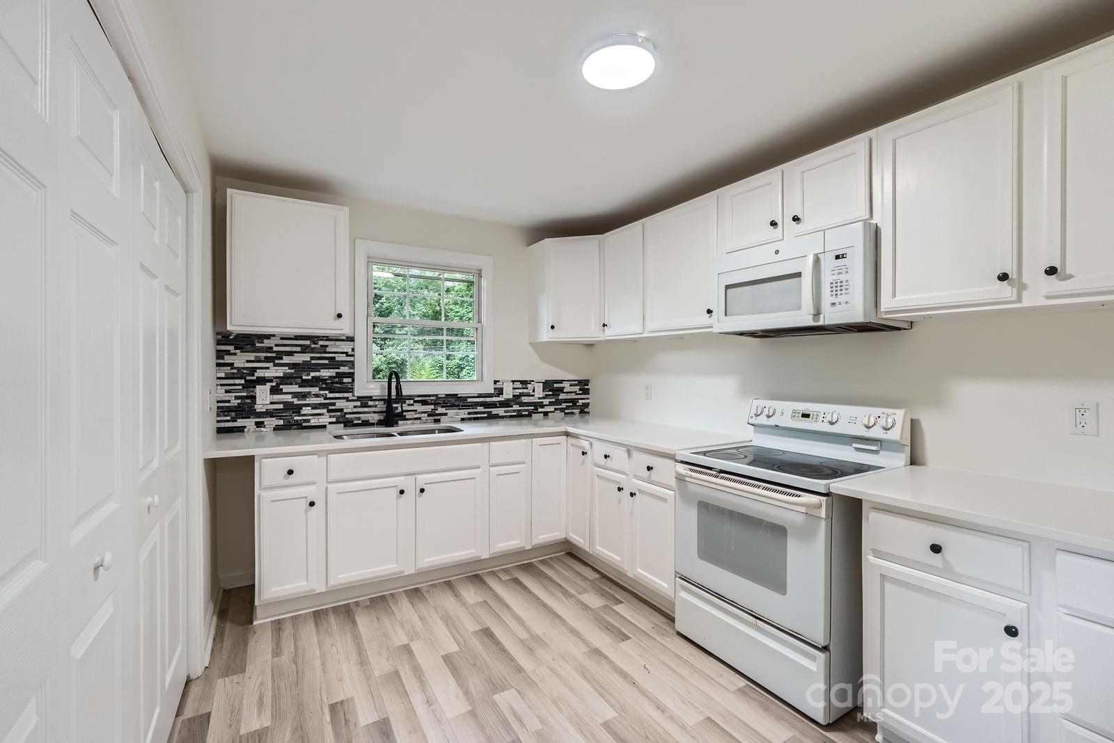 1224 E Woodlawn Road — Charlotte