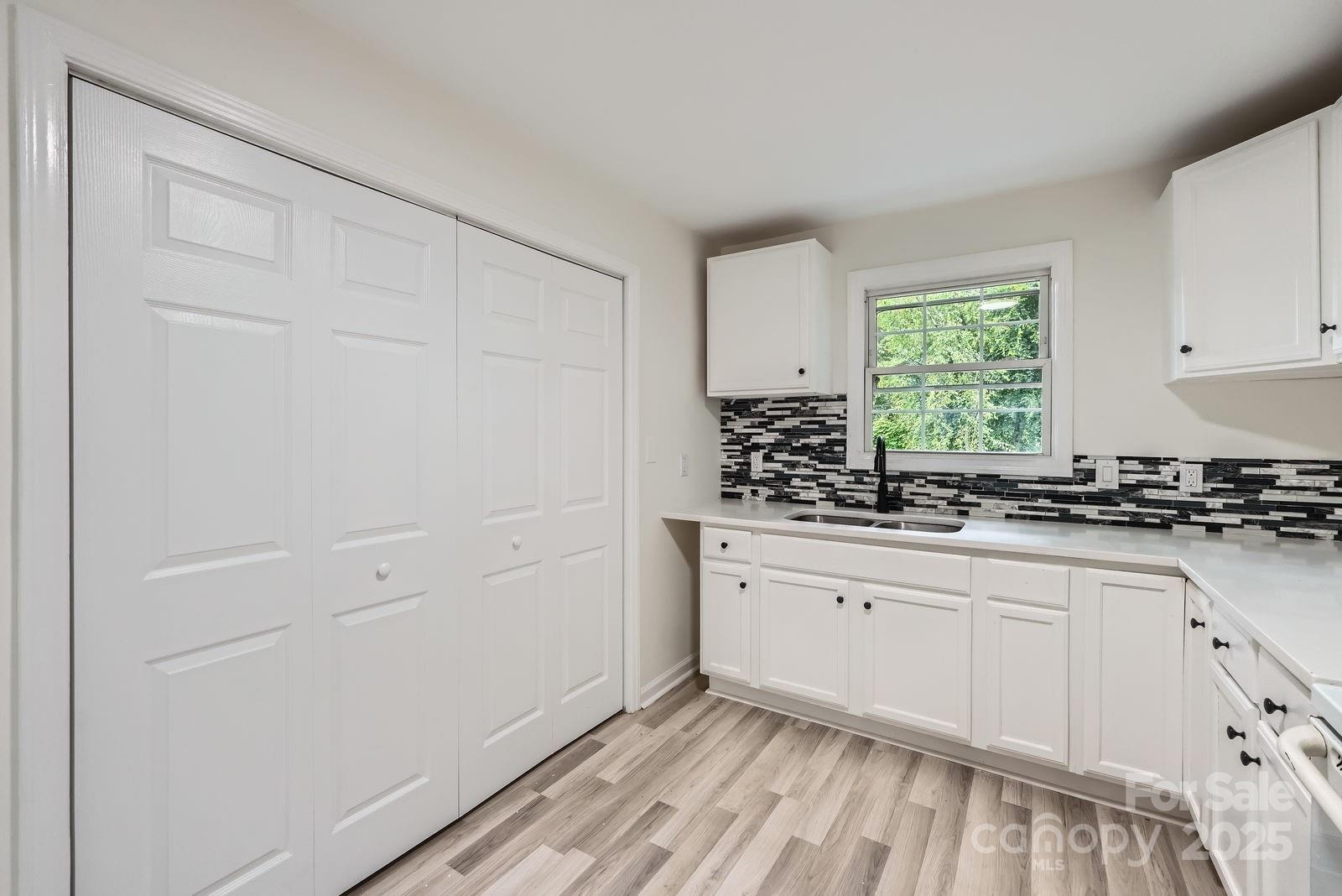 1224 E Woodlawn Road — Charlotte