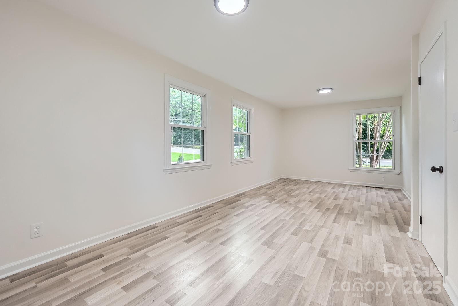 1224 E Woodlawn Road — Charlotte