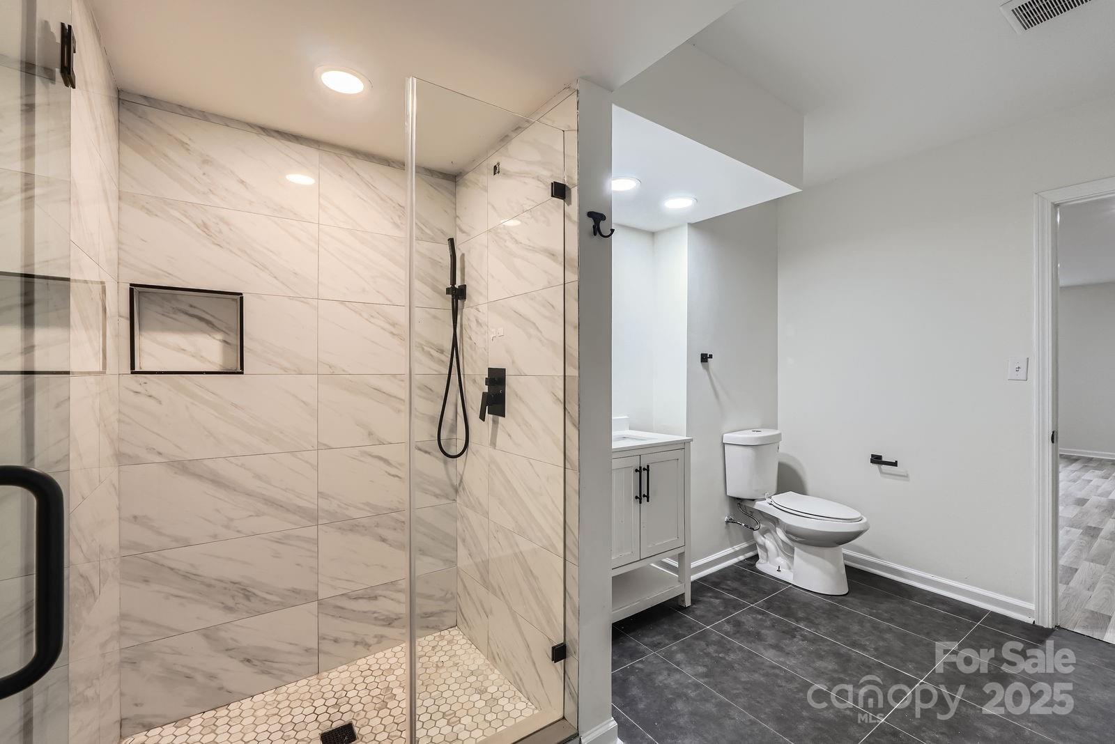 1224 E Woodlawn Road — Charlotte