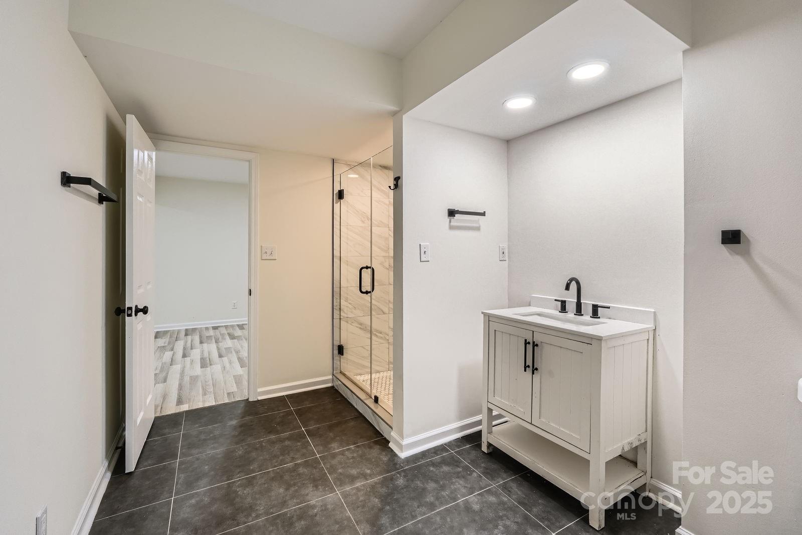 1224 E Woodlawn Road — Charlotte