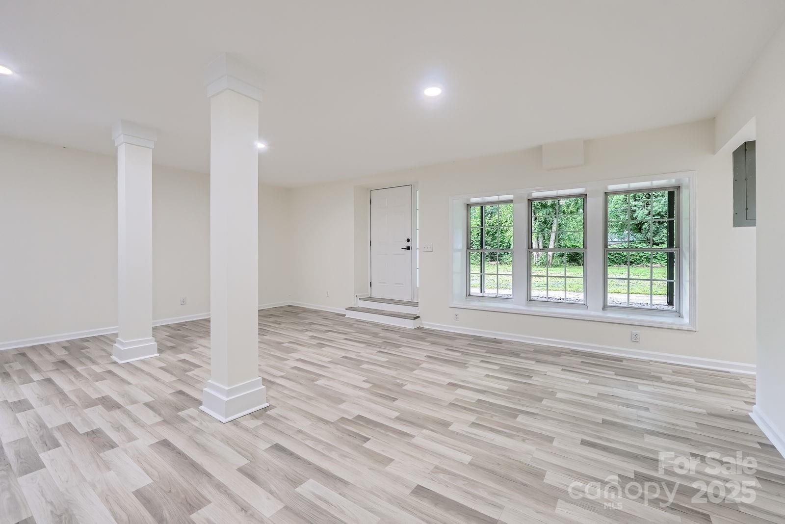 1224 E Woodlawn Road — Charlotte