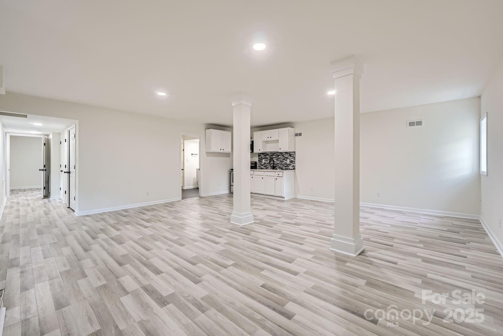 1224 E Woodlawn Road — Charlotte