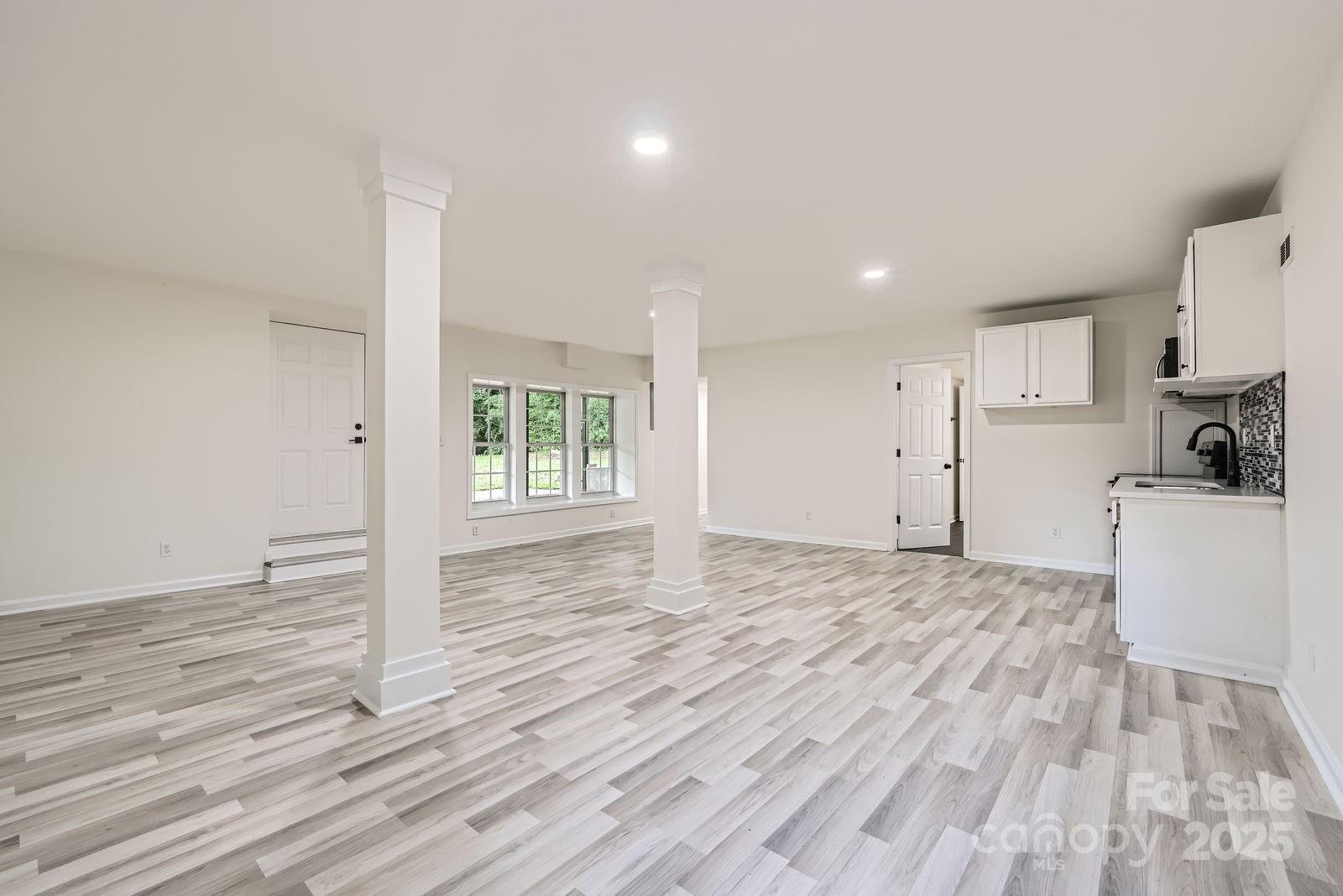1224 E Woodlawn Road — Charlotte