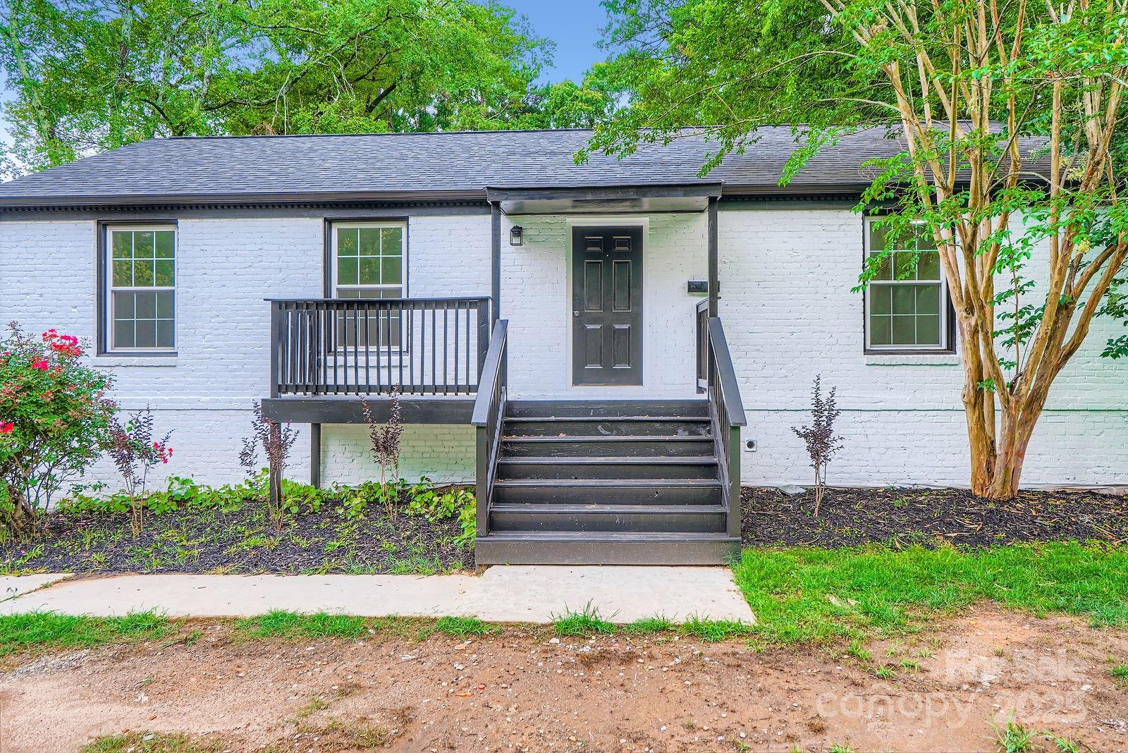 1224 E Woodlawn Road — Charlotte