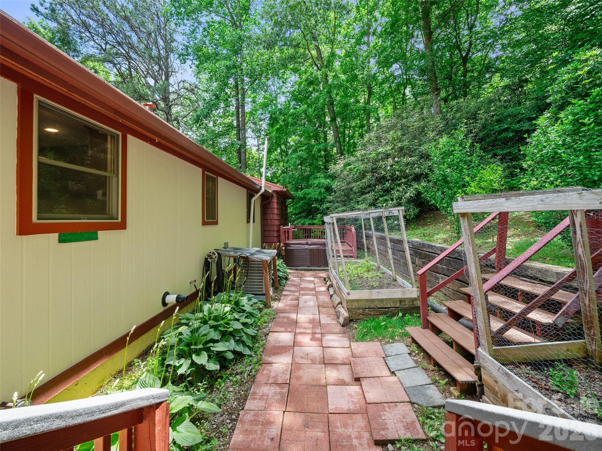 125 HEARTLAND Lane — Burnsville