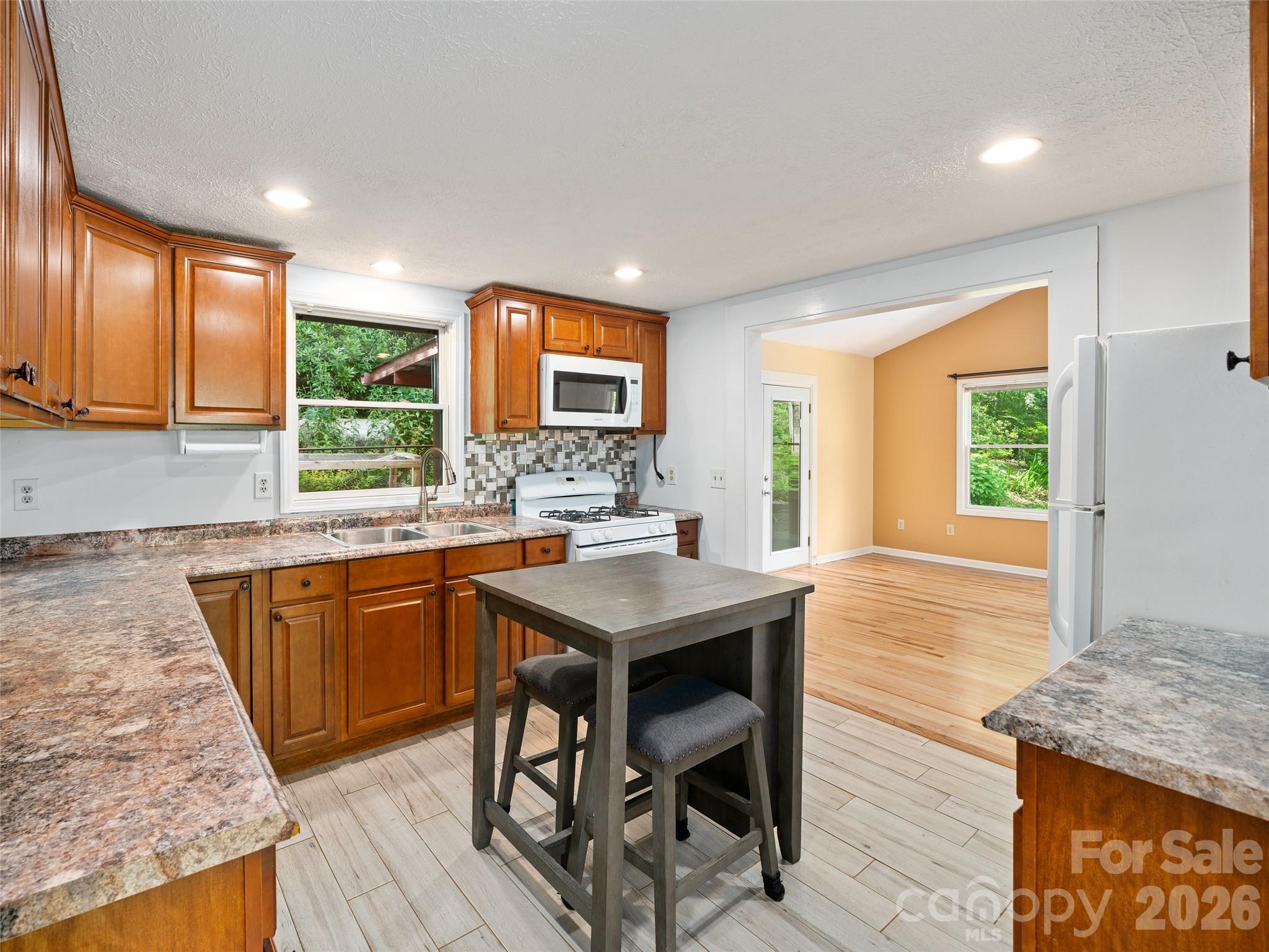125 HEARTLAND Lane — Burnsville