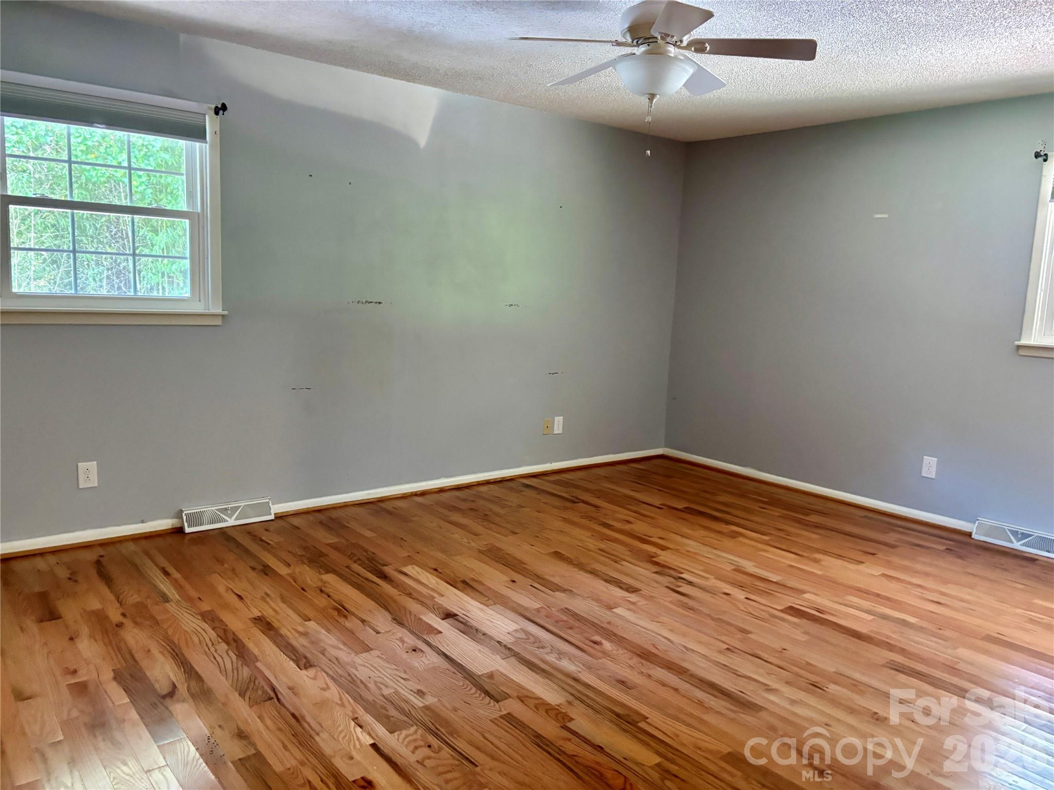 8417 Rolling Hills Avenue — Hickory