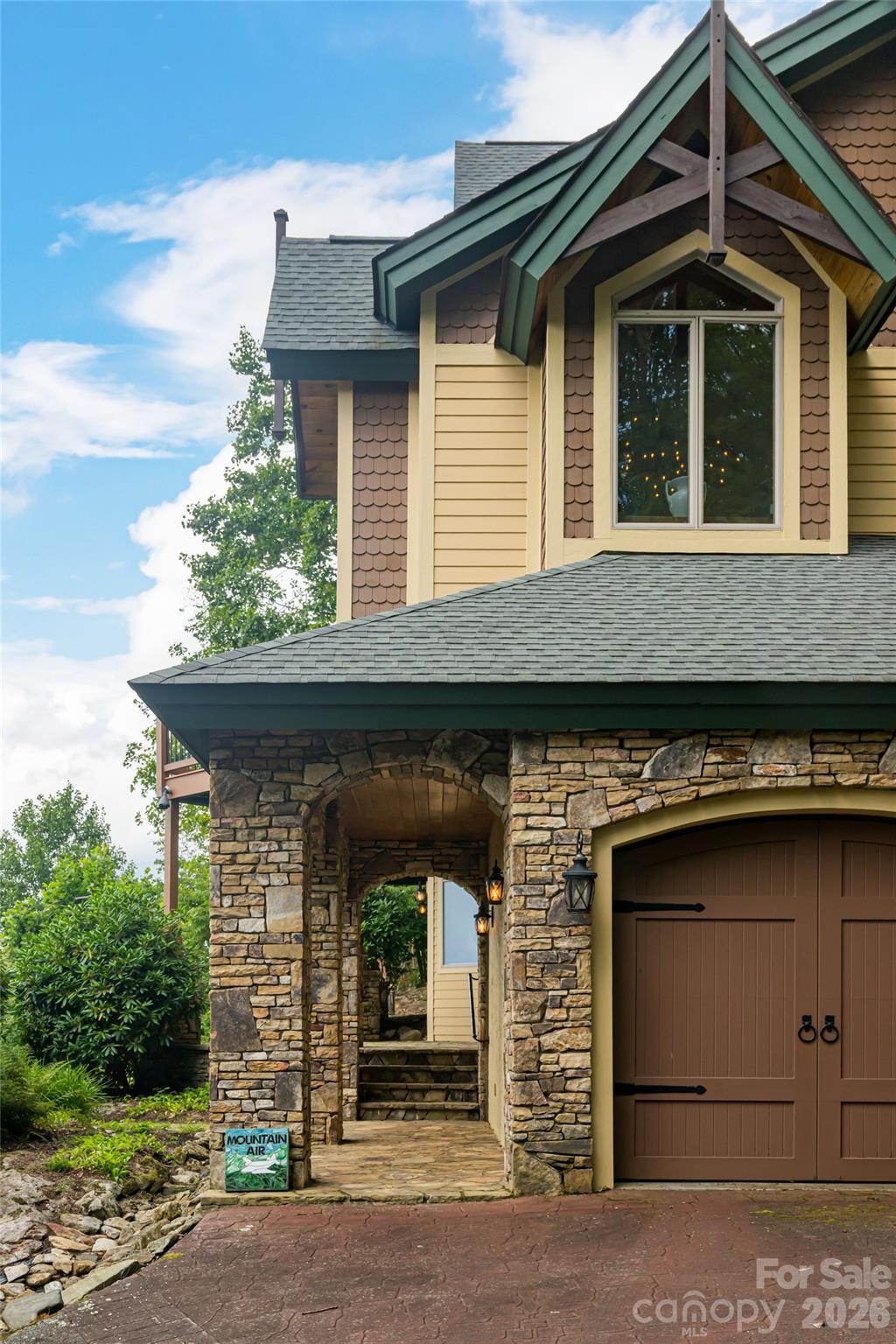 2280 Mountain Air Drive — Burnsville