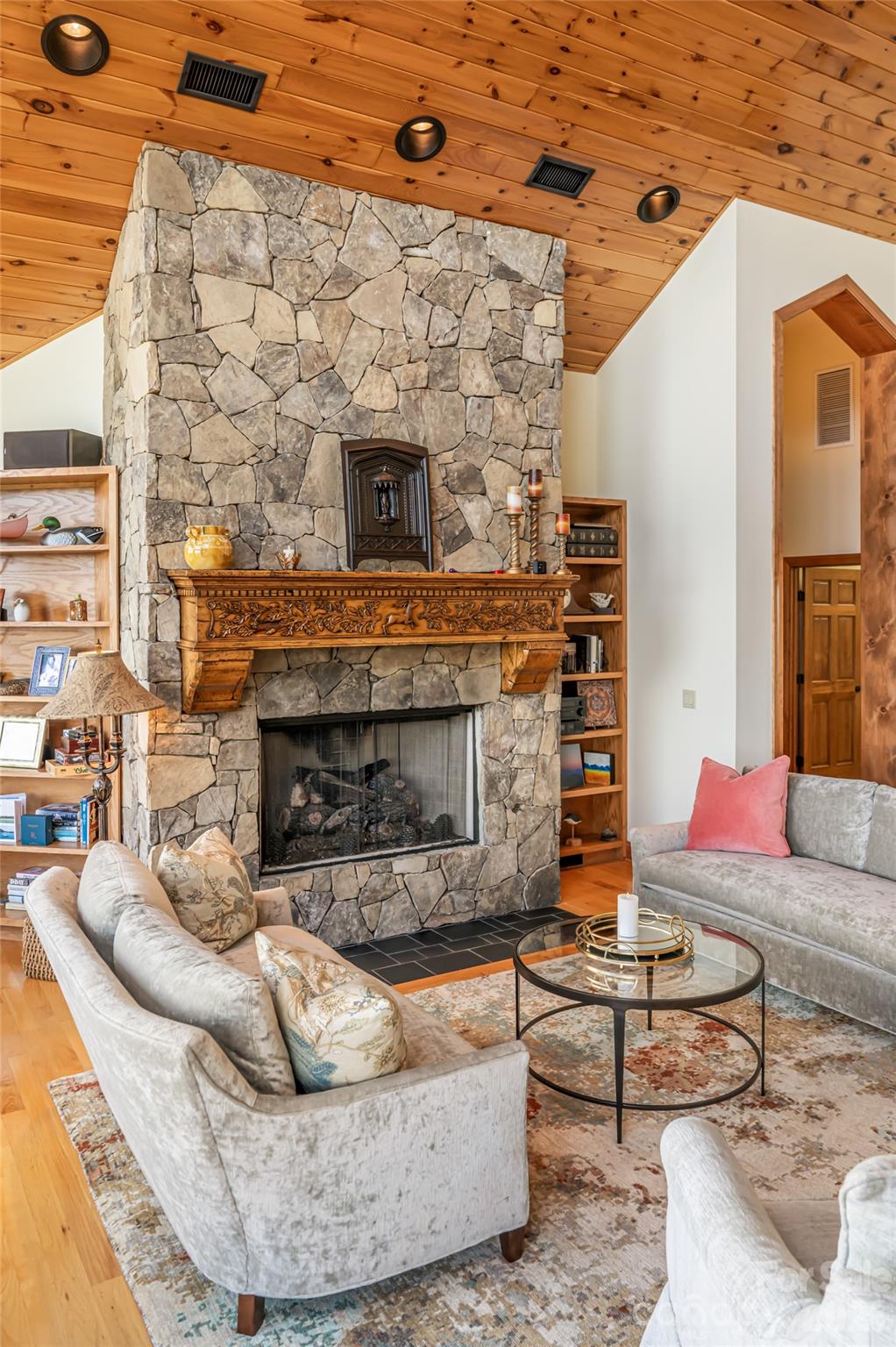 2280 Mountain Air Drive — Burnsville