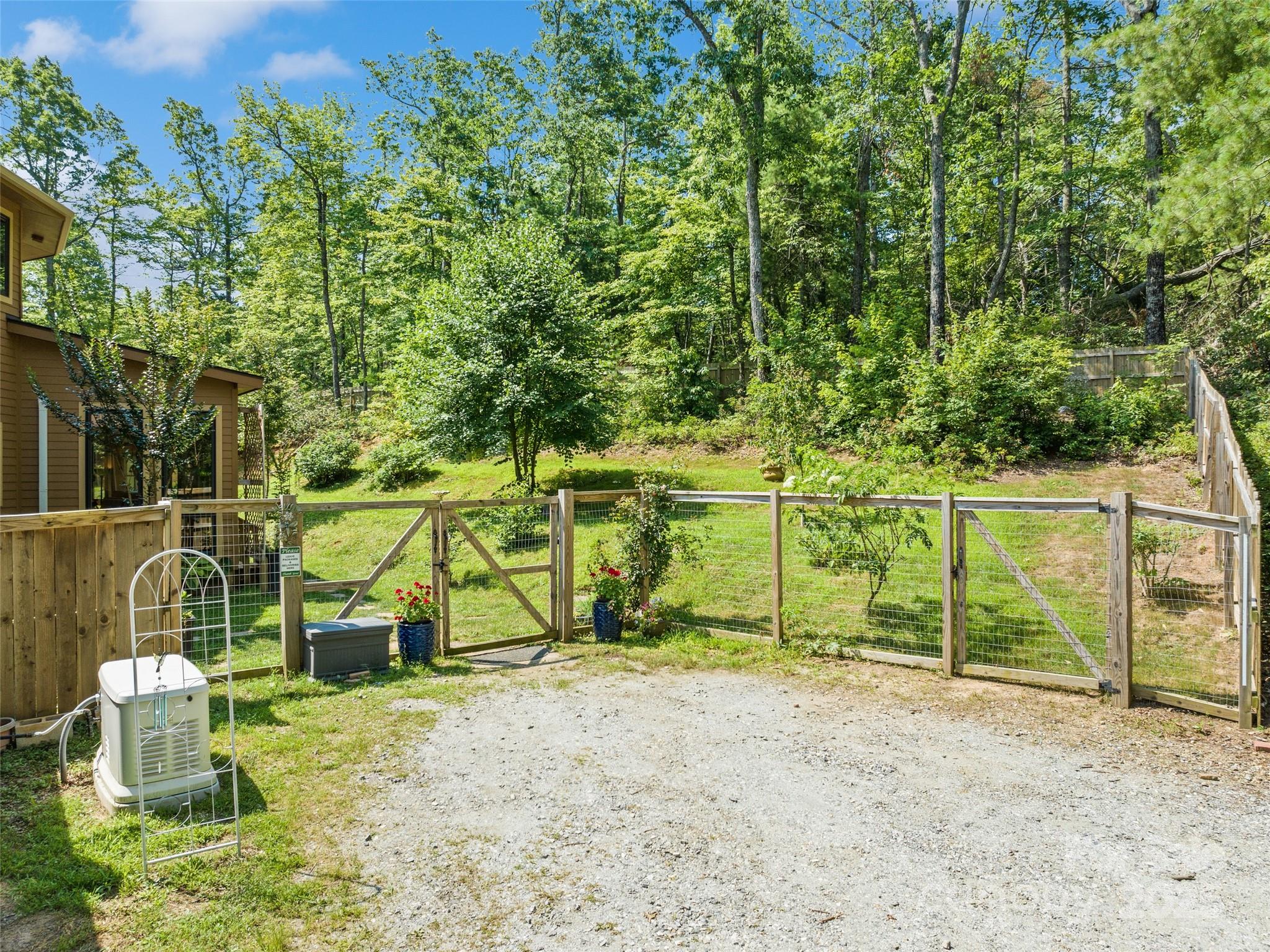 2675 Holbert Cove Road — Saluda