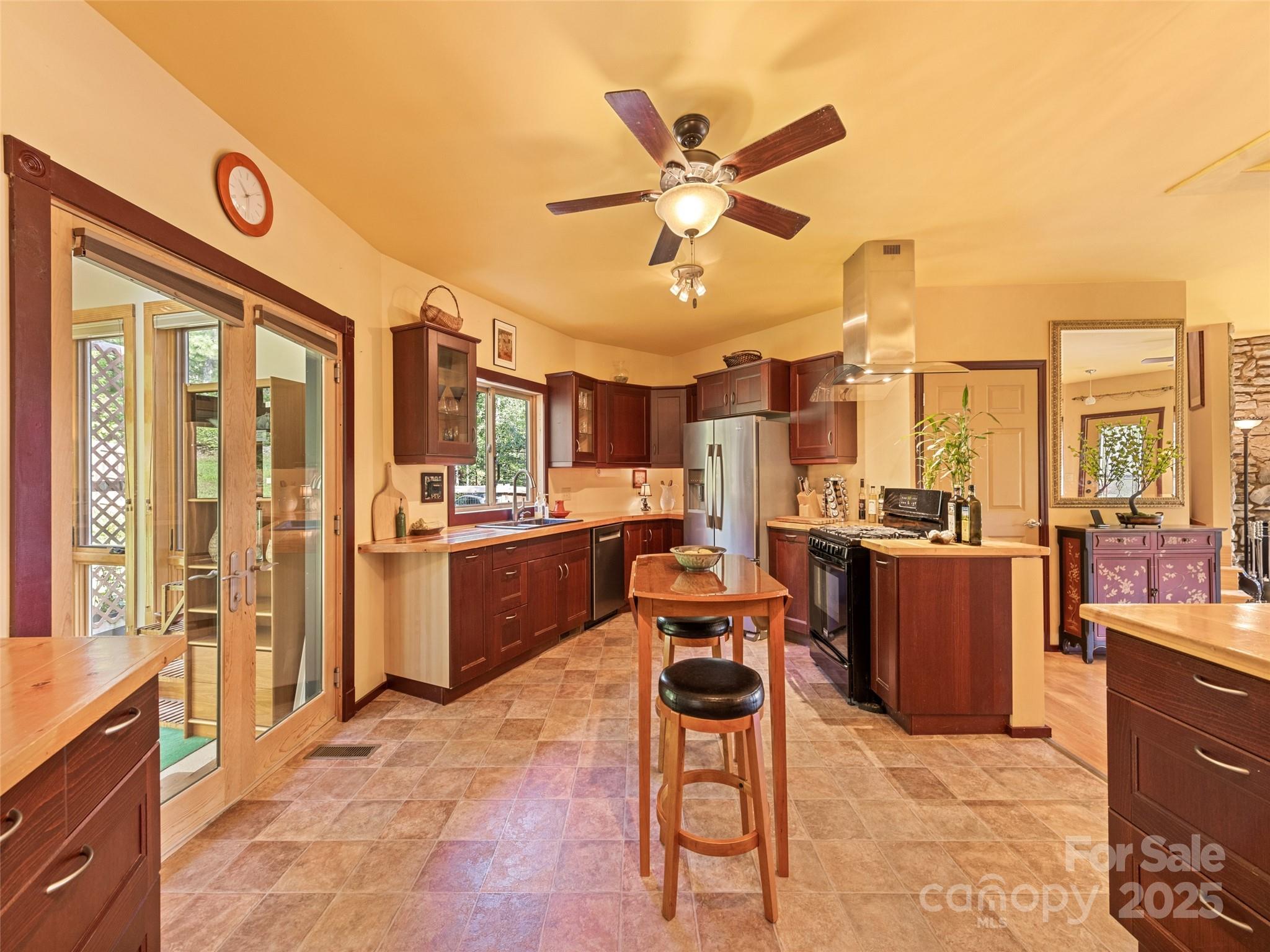 2675 Holbert Cove Road — Saluda