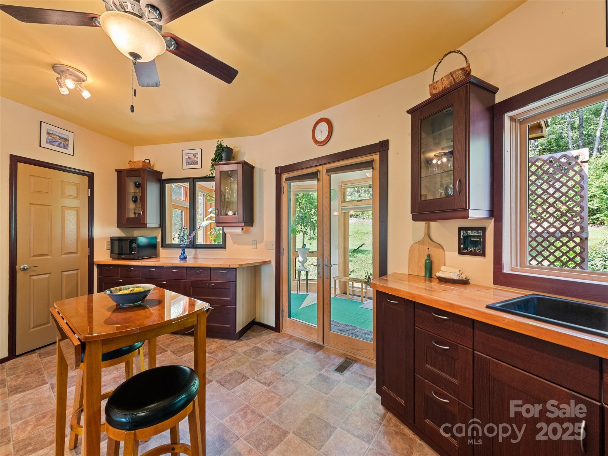 2675 Holbert Cove Road — Saluda