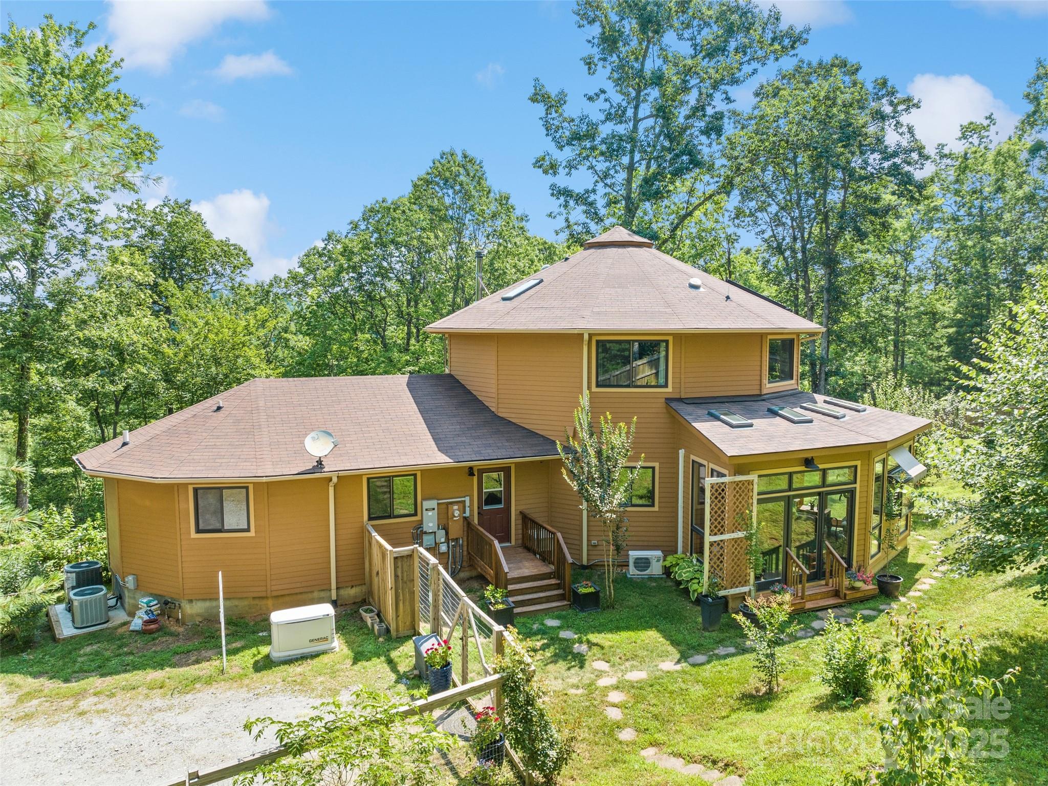 2675 Holbert Cove Road — Saluda