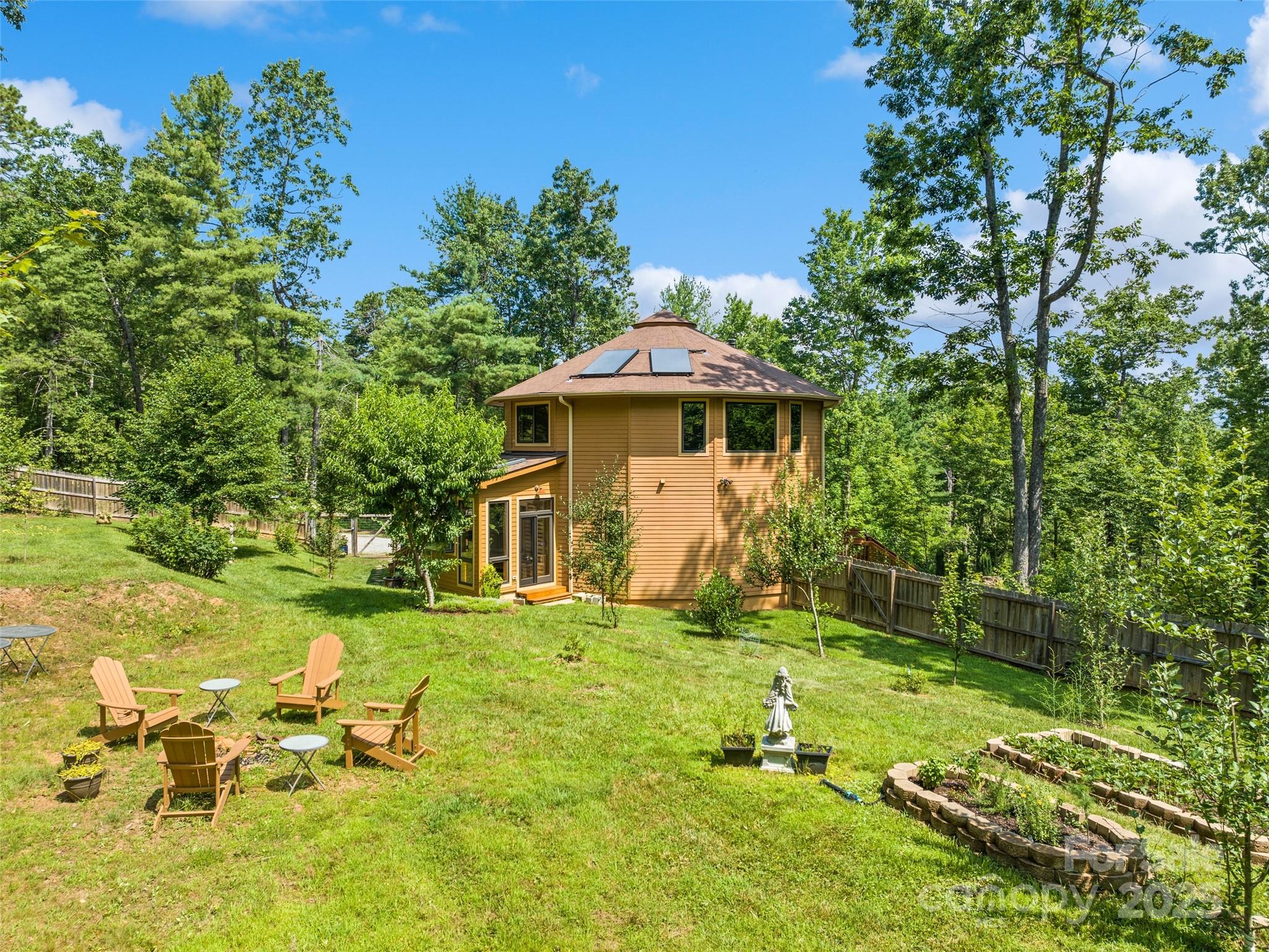 2675 Holbert Cove Road — Saluda