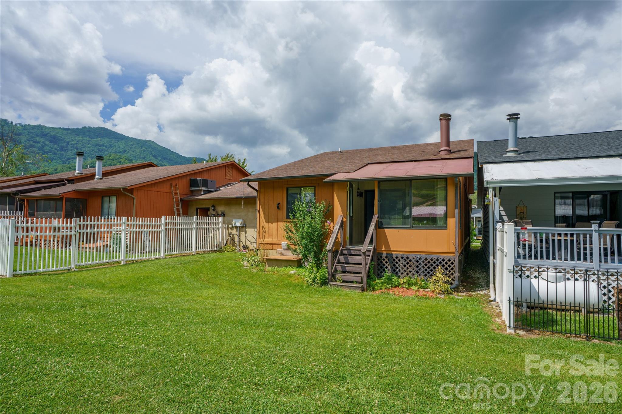 94 Market Street — Maggie Valley