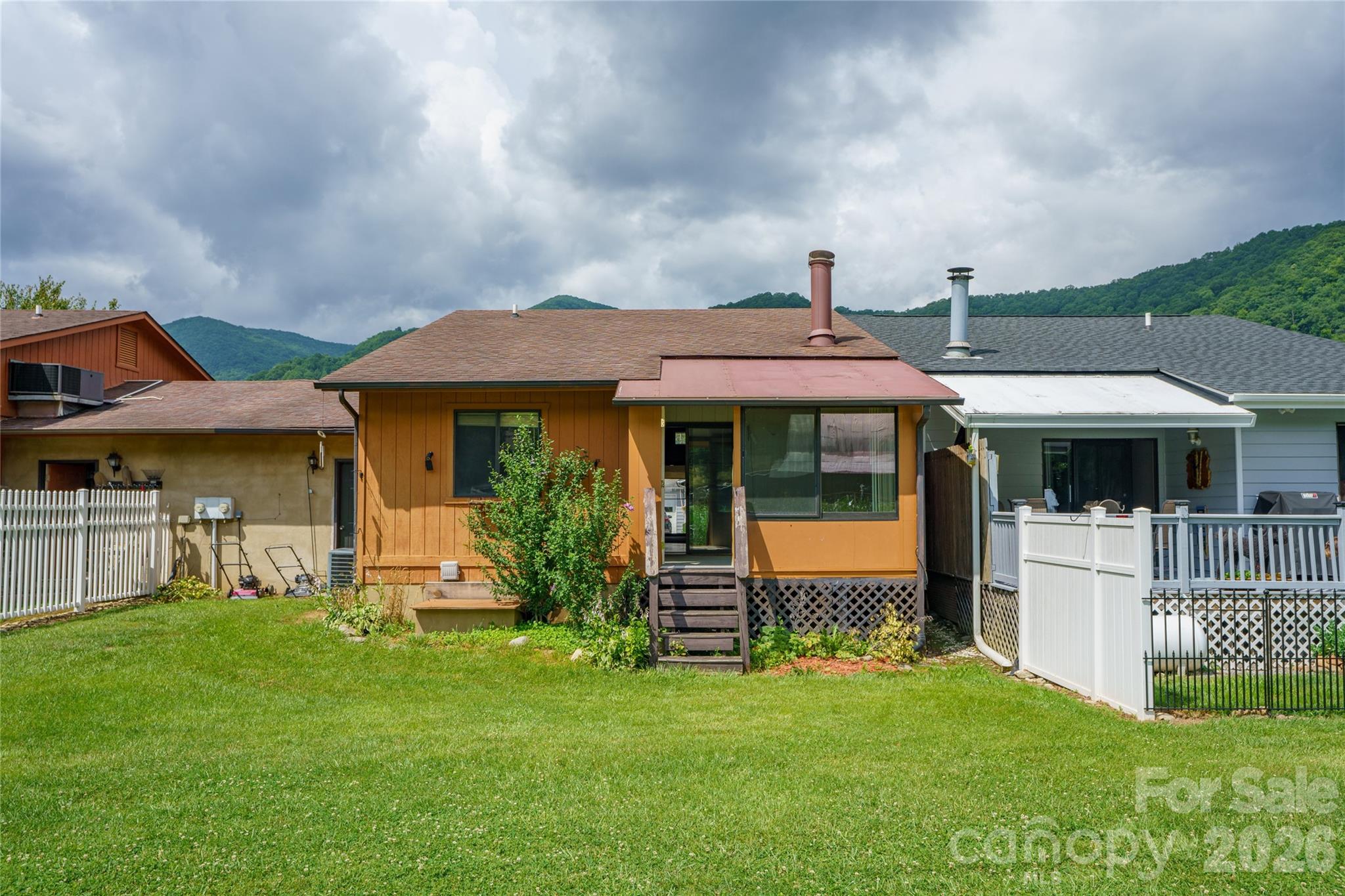 94 Market Street — Maggie Valley