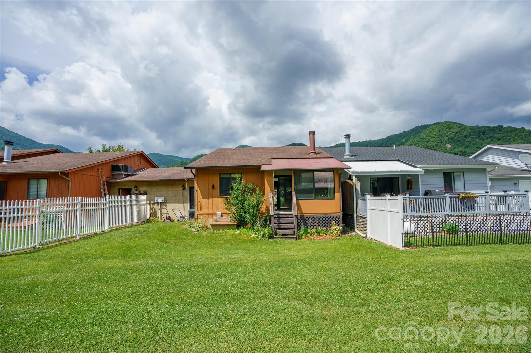 94 Market Street — Maggie Valley