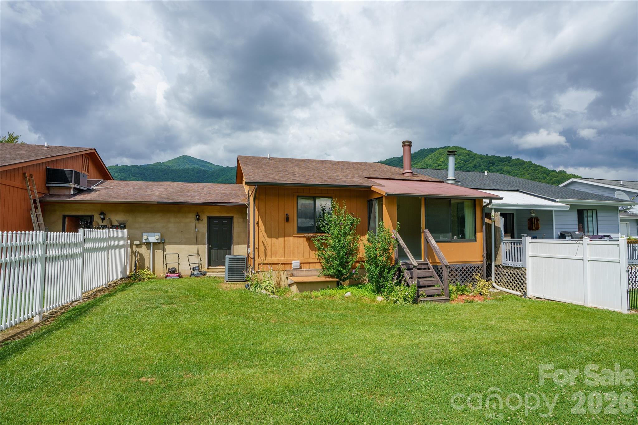 94 Market Street — Maggie Valley