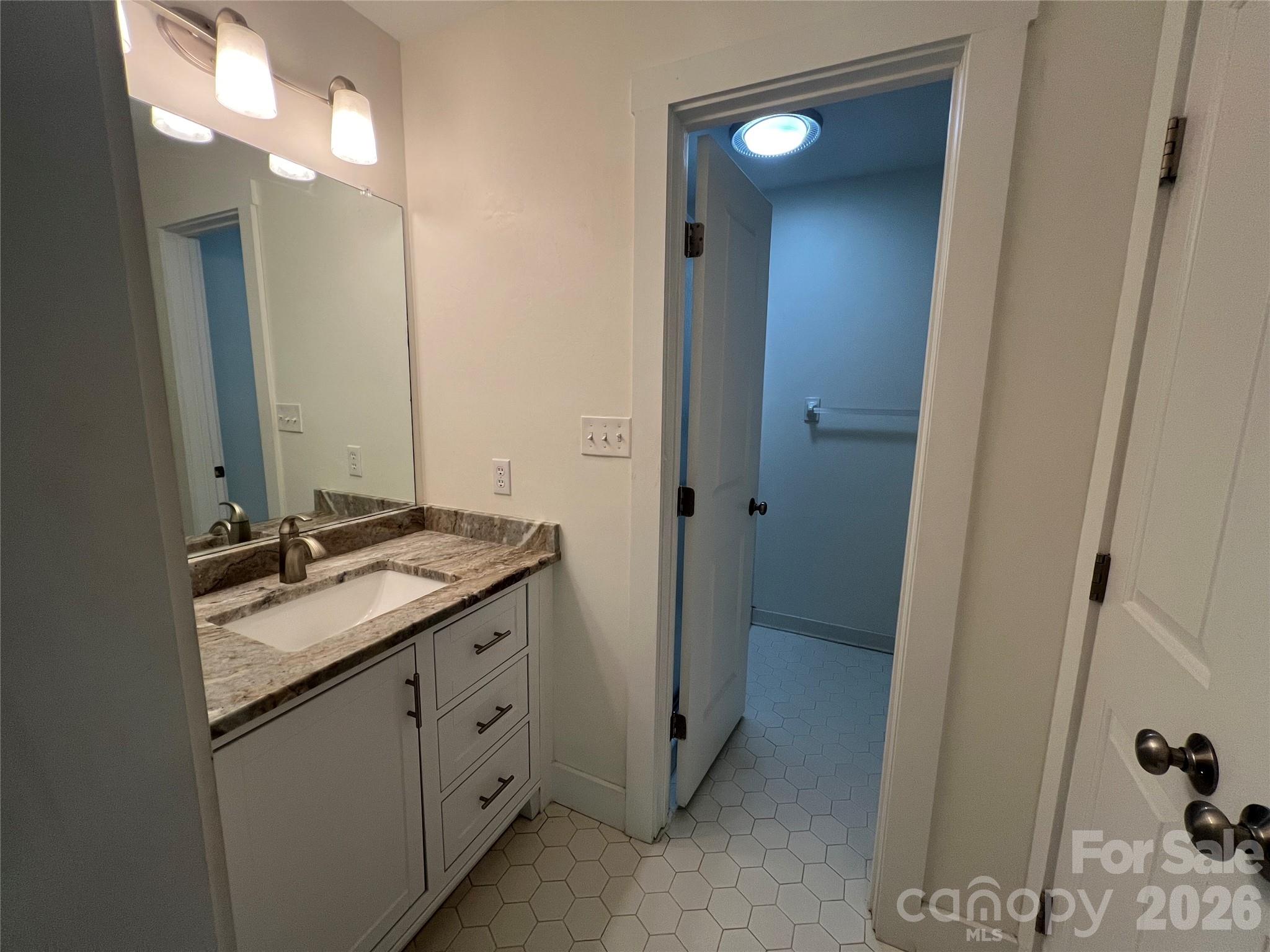 609 Crowfields Lane — Asheville