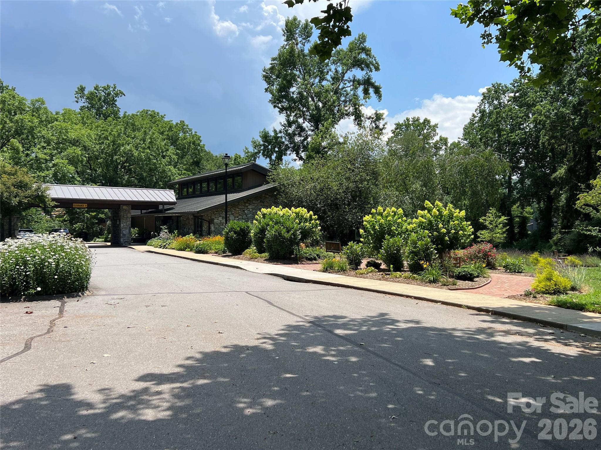 609 Crowfields Lane — Asheville