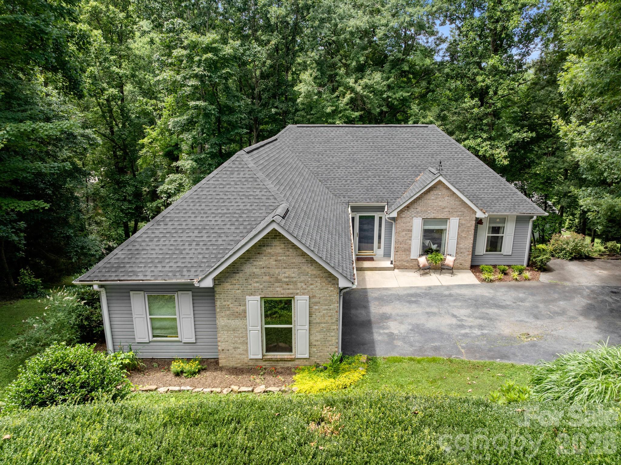 701 Salisbury Road — Hendersonville