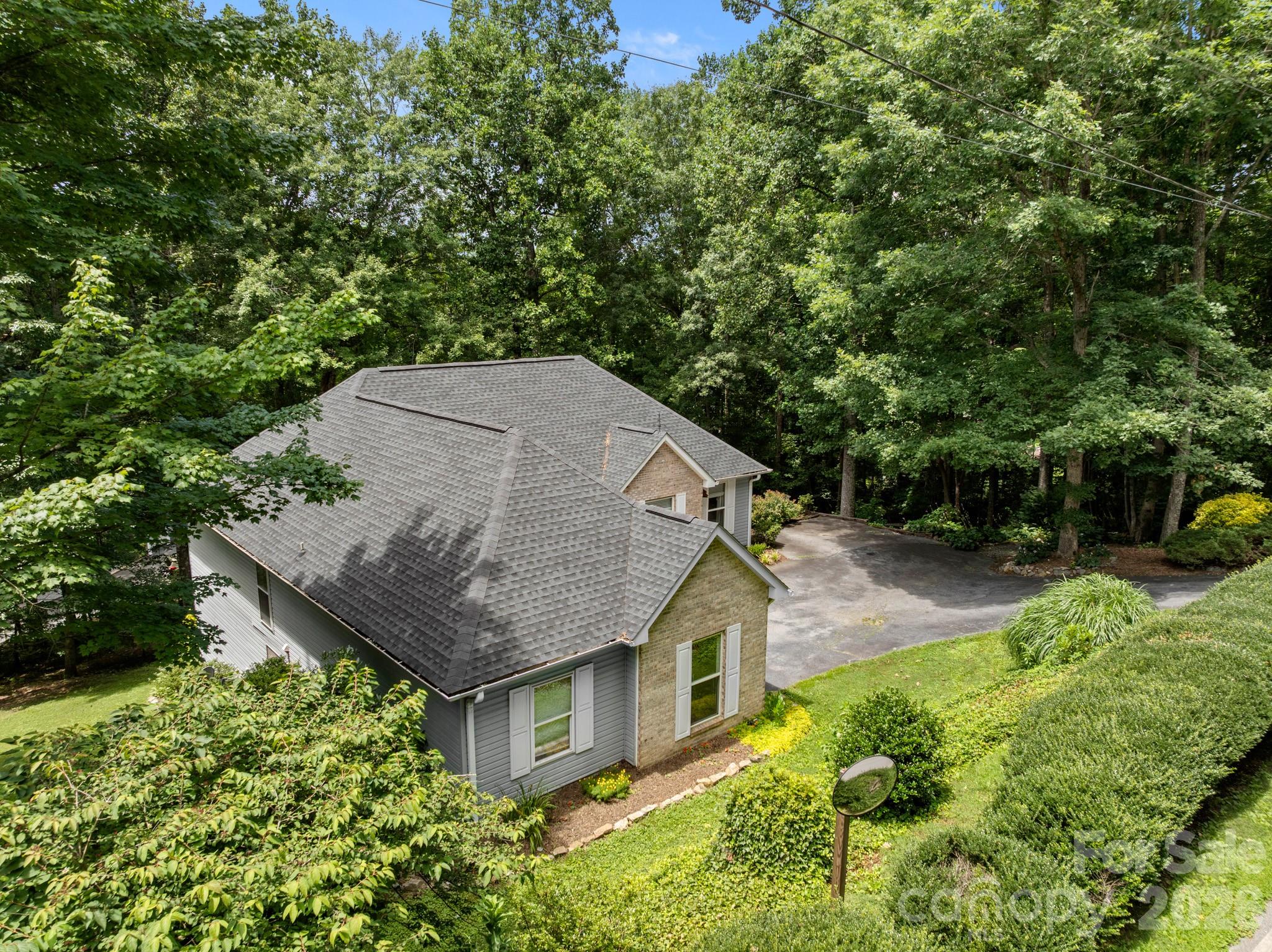 701 Salisbury Road — Hendersonville