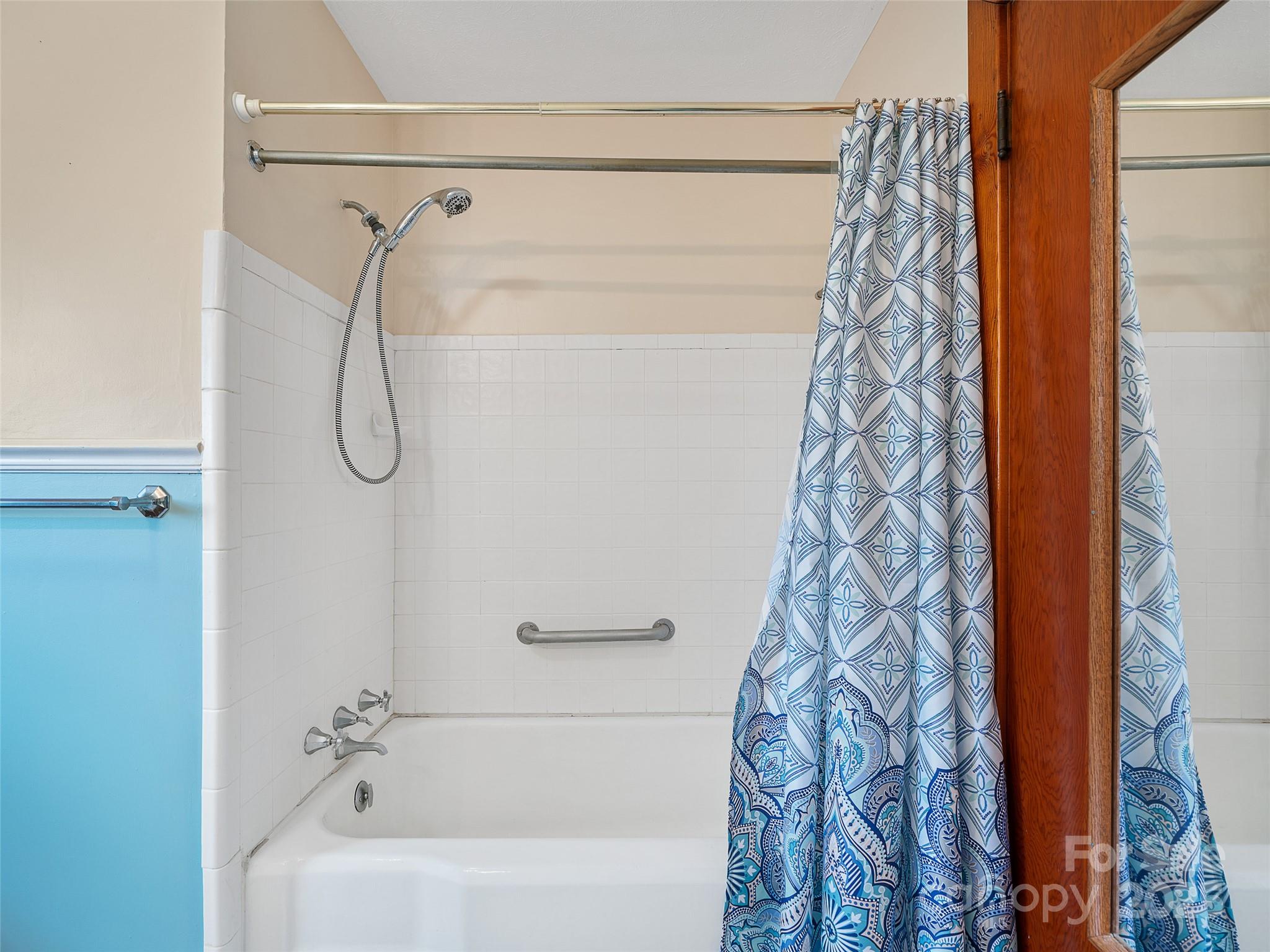 12 Robertson Street — Burnsville