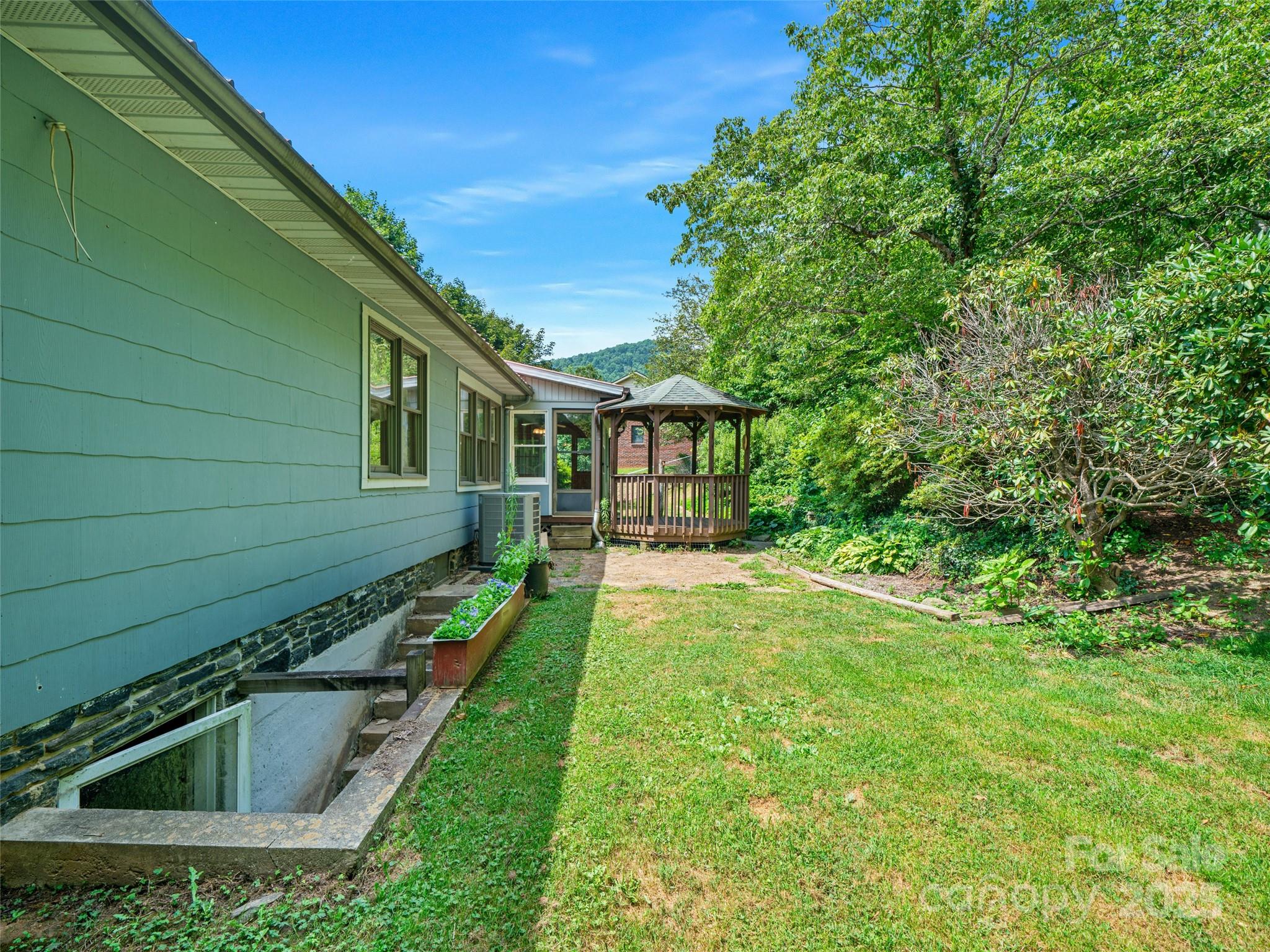 12 Robertson Street — Burnsville