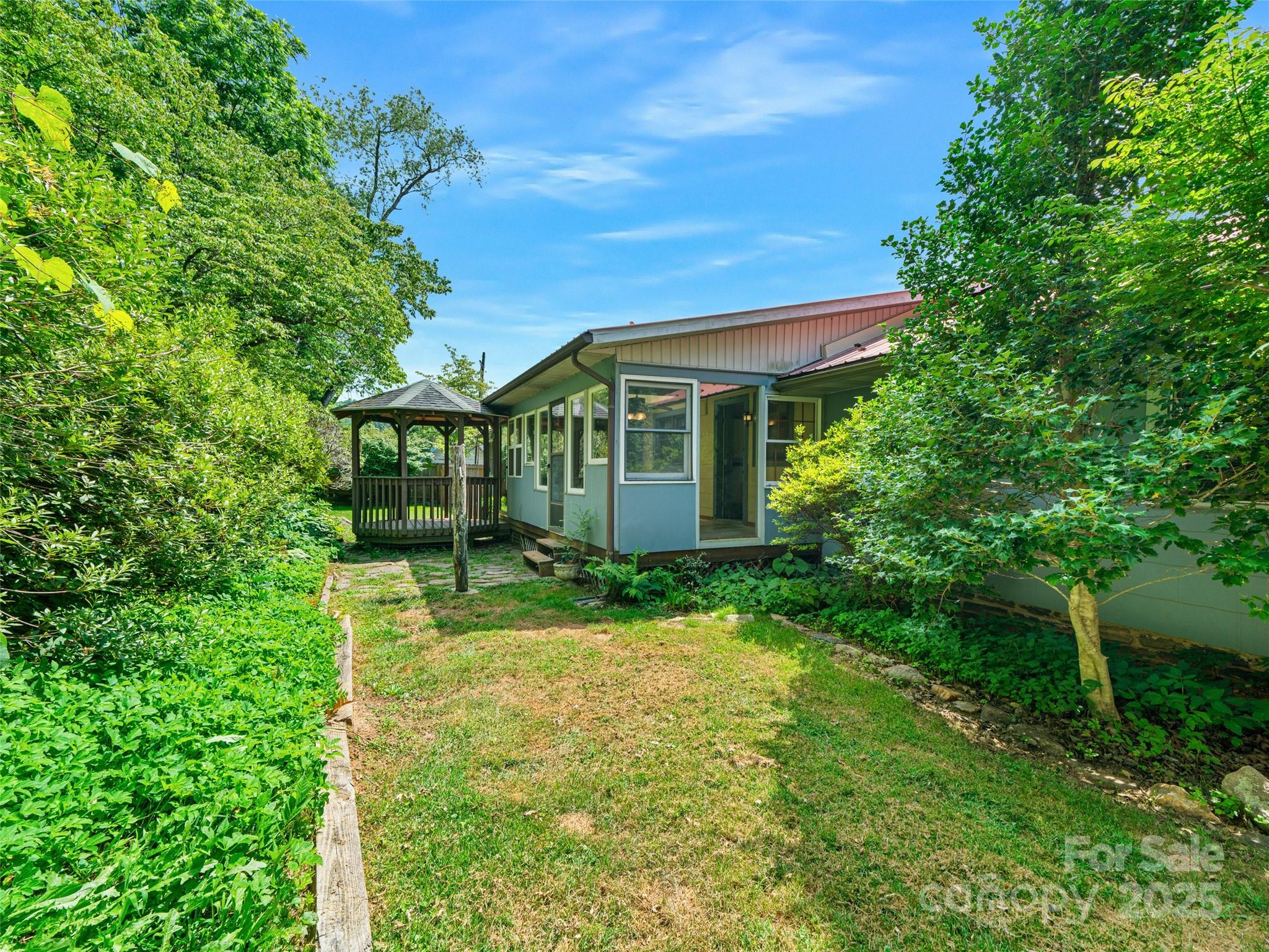 12 Robertson Street — Burnsville